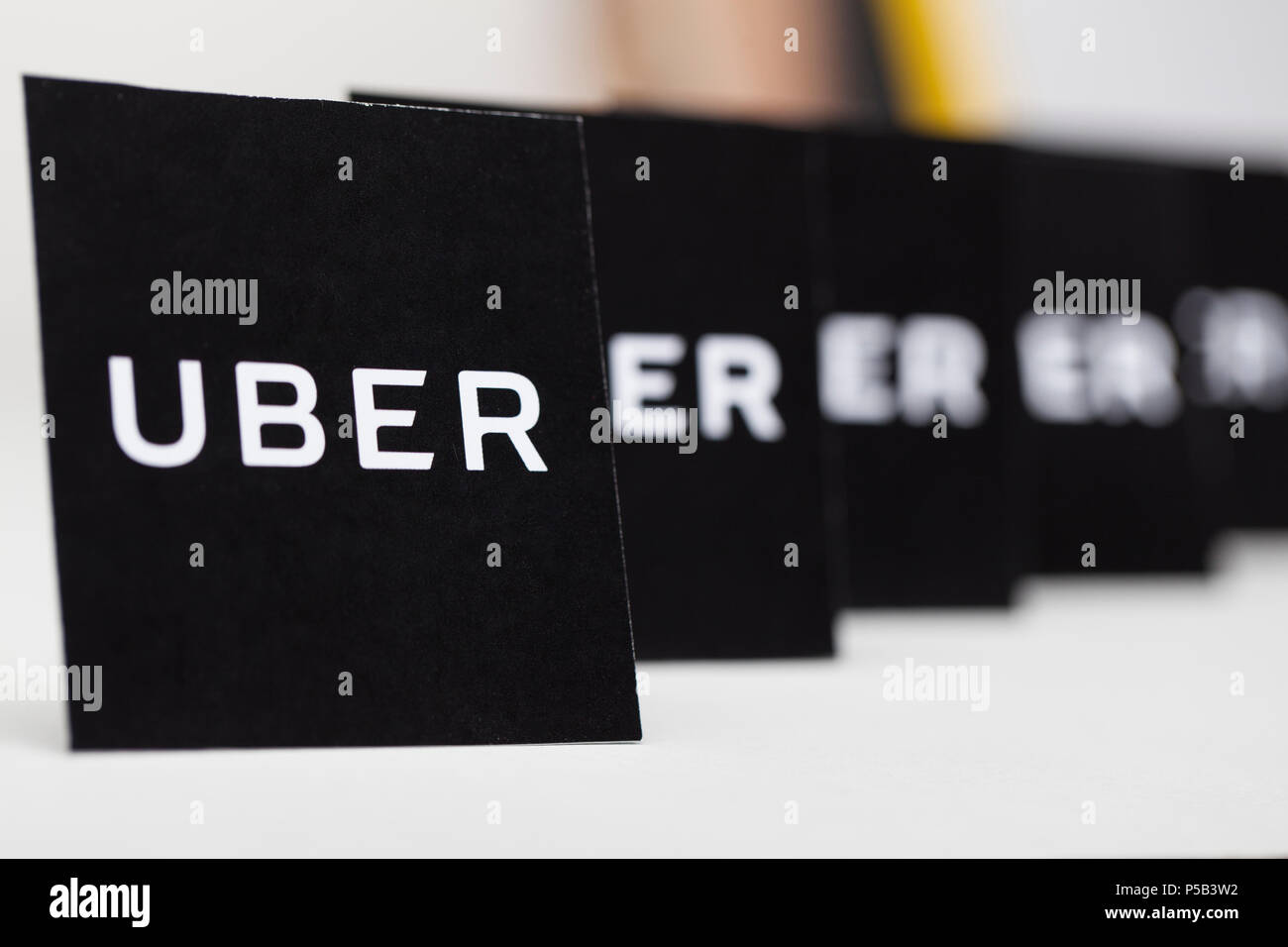London, UK, 23. MÄRZ 2017: ein Foto des Uber Logo. Uber ist ein beliebter Stil taxi transport Service Anwendung, im Jahr 2009 gegründet. Stockfoto