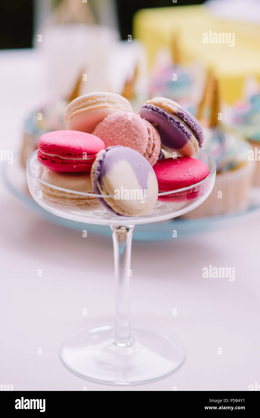 Sanfte Rosa Makronen Auf Glasswares Pastellfarbenen Selektive Anfullen Schone Leckere Sussigkeiten Mit Einer Fullung Stockfotografie Alamy