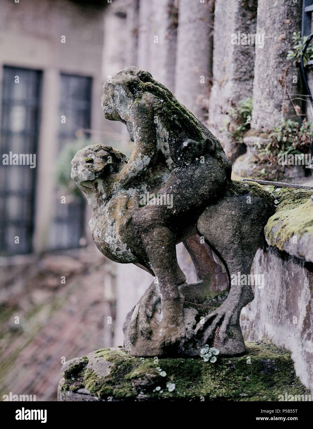 ESCULTURA ROMANICA - LA MUJER Y LA BESTIA. Lage: CATEDRAL - AUSSEN, SANTIAGO DE COMPOSTELA, La Coruña, Spanien. Stockfoto