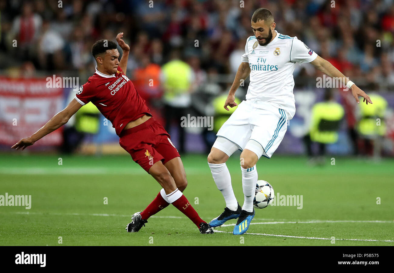 Liverpools Trent Alexander-Arnold (links) und Real Madrids Karim Benzema (rechts) Kampf um den Ball Stockfoto