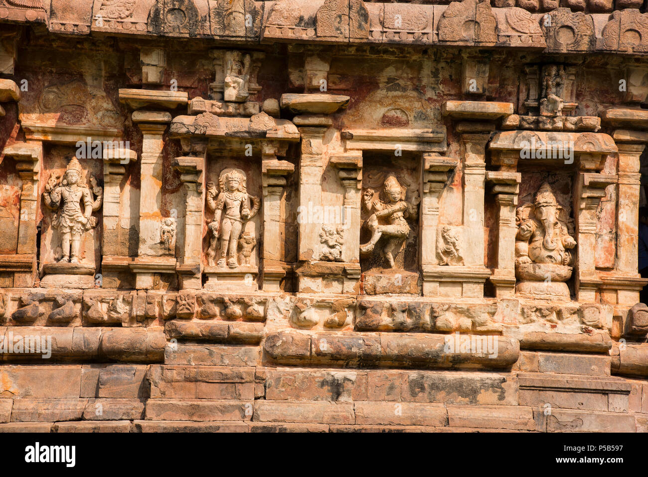 Geschnitzte götzen an der Wand. Gangaikonda Cholapuram brihadeeswarar Tempel, Thanjavur, Tamil Nadu Stockfoto