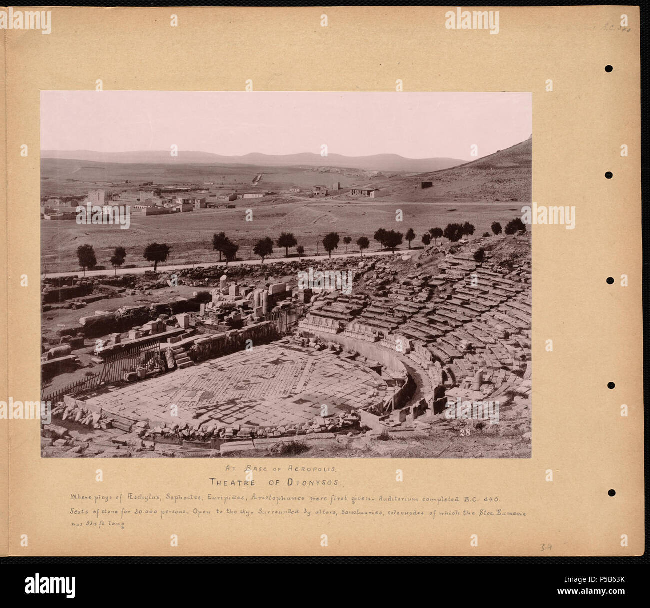 N/A. Englisch: BPLDC Art.Nr.: 08 04 000392 Page Title: An der Basis der Akropolis. Theater von Dionysos Sammlung: Tupper Scrapbooks Collection Album: Band 3: Athen. Call Art.Nr.: 4098B104 v3 (s. 9) Schöpfer: Tupper, William Vaughn Genre: Scrapbooks; Albumen prints Umfang: 1 Foto auf Seite montiert: albumen; Seite 33 x 39 cm. Beschreibung: Scrapbook Seite enthält ein Foto des Theaters von Dionysos, mit Informationen über die Geschichte und die Architektur der Website. Transkription: Wo spielt des Aischylos, Sophokles, Euripides, Aristophanes wurden zuerst gegeben. Auditorium abgeschlossen Stockfoto