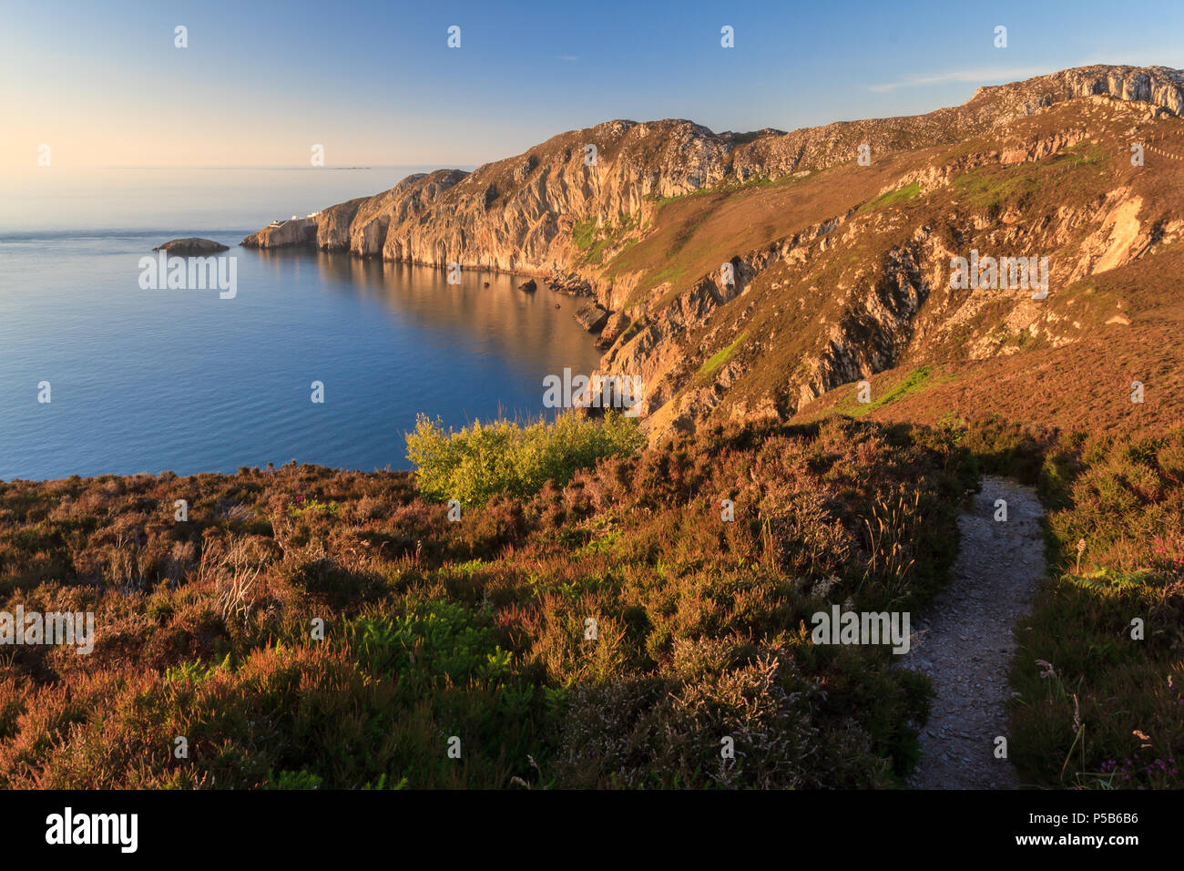 Gogarth Bucht und Nördlich Stack, in der Dämmerung, Anglesey, Wales Stockfoto