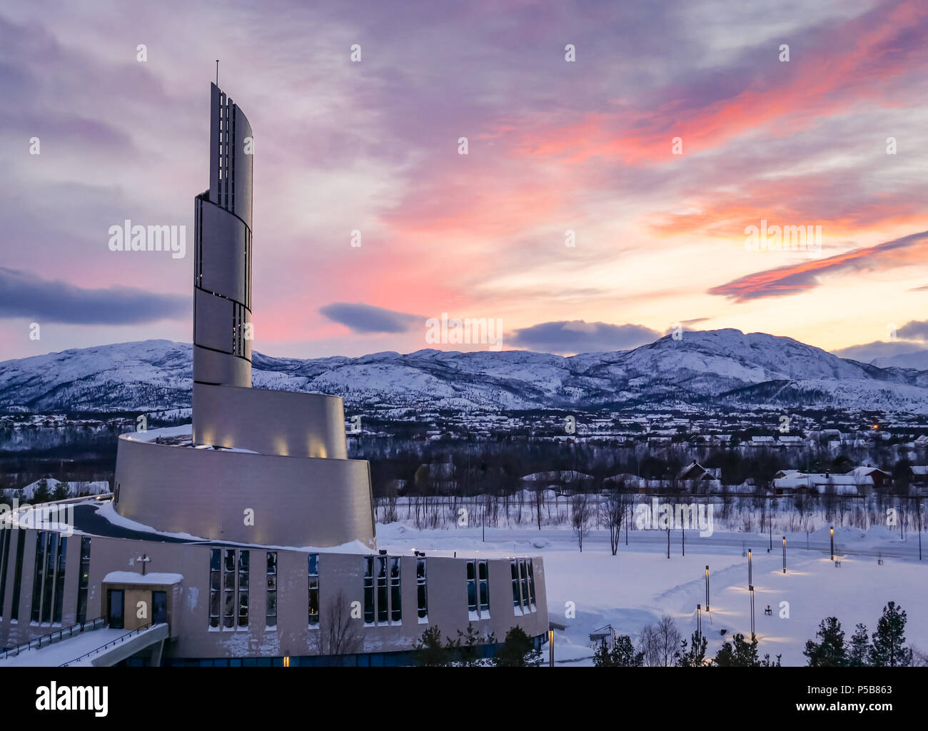 Moderne Architektur von Northern Lights Kathedrale, Alta Kirche, bei Sonnenuntergang im Winter, Alta, Finnmark, Norwegen, nördlich des Polarkreises Stockfoto
