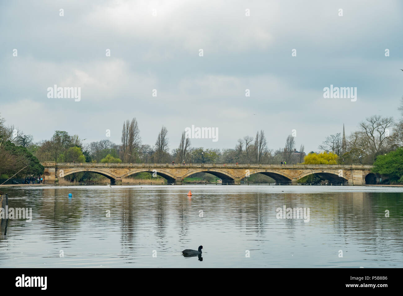 Serpentine Brücke im Hyde Park in London, Vereinigtes Königreich Stockfoto