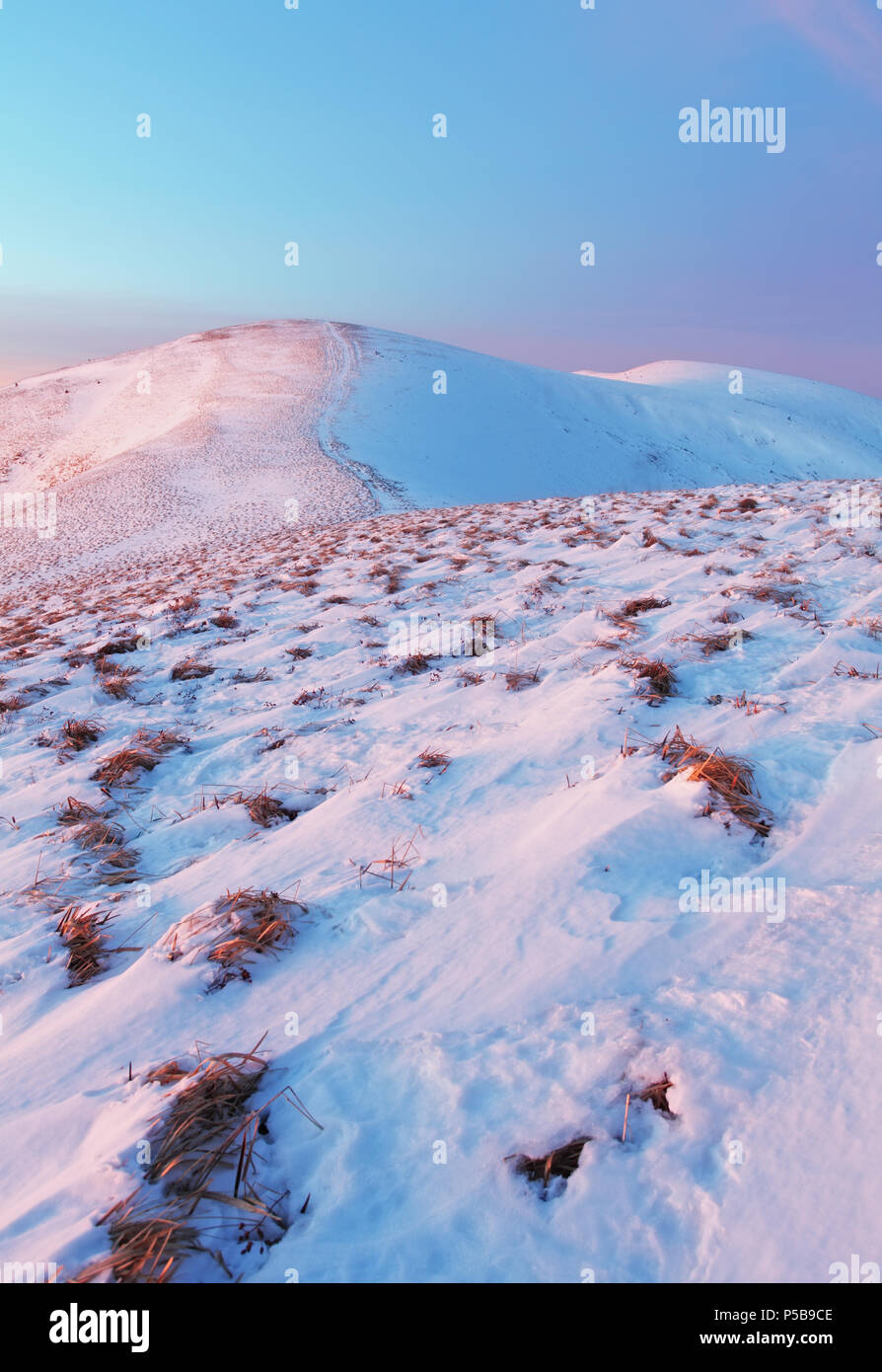 Winterlandschaft der Berge mit blauem Himmel im sonnigen Sommertag Stockfoto