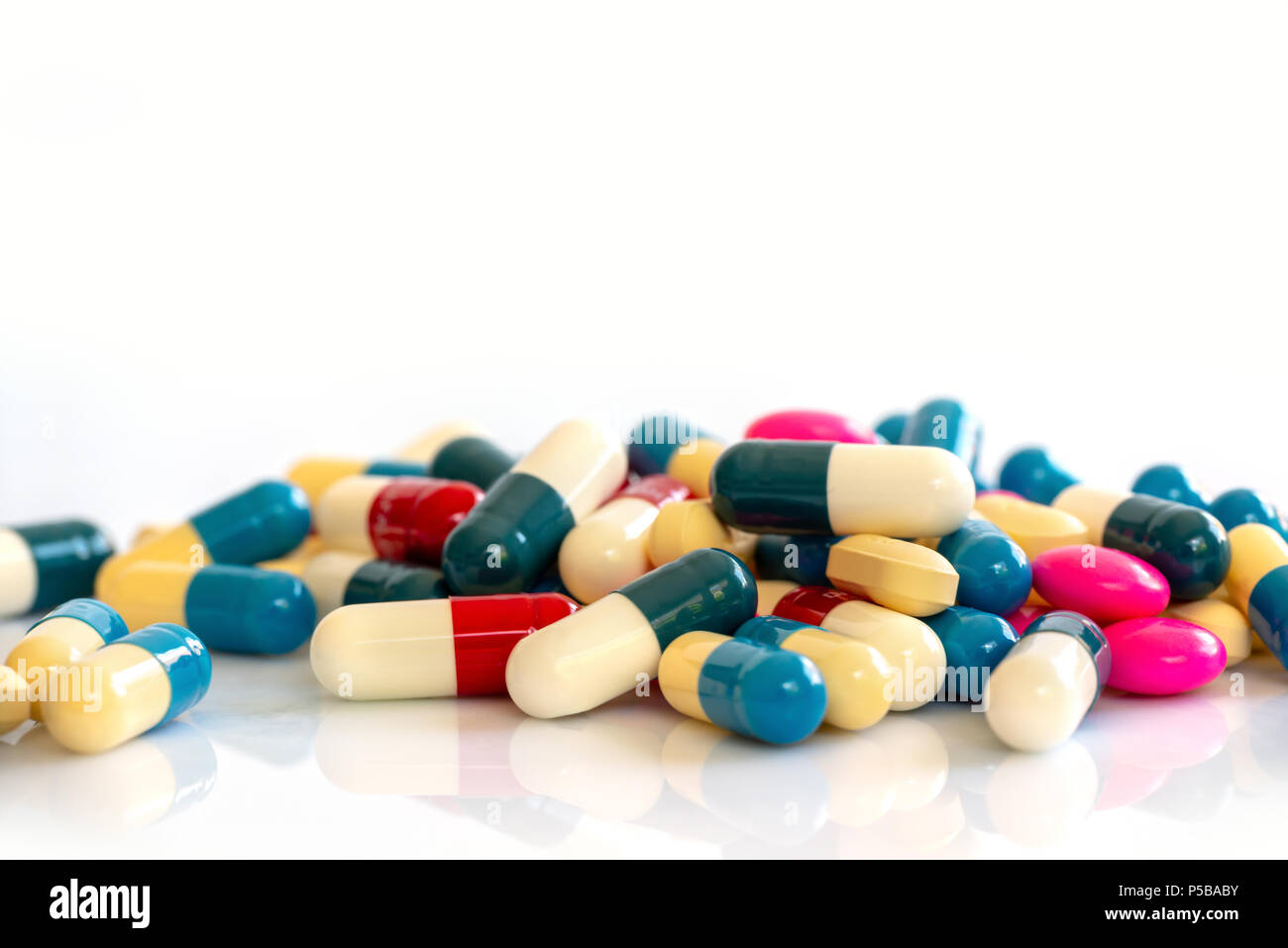 Bunte Pillen und Medikamente auf weißem Hintergrund mit Kopie Raum, Gesundheit und Medikamente Konzept Stockfoto