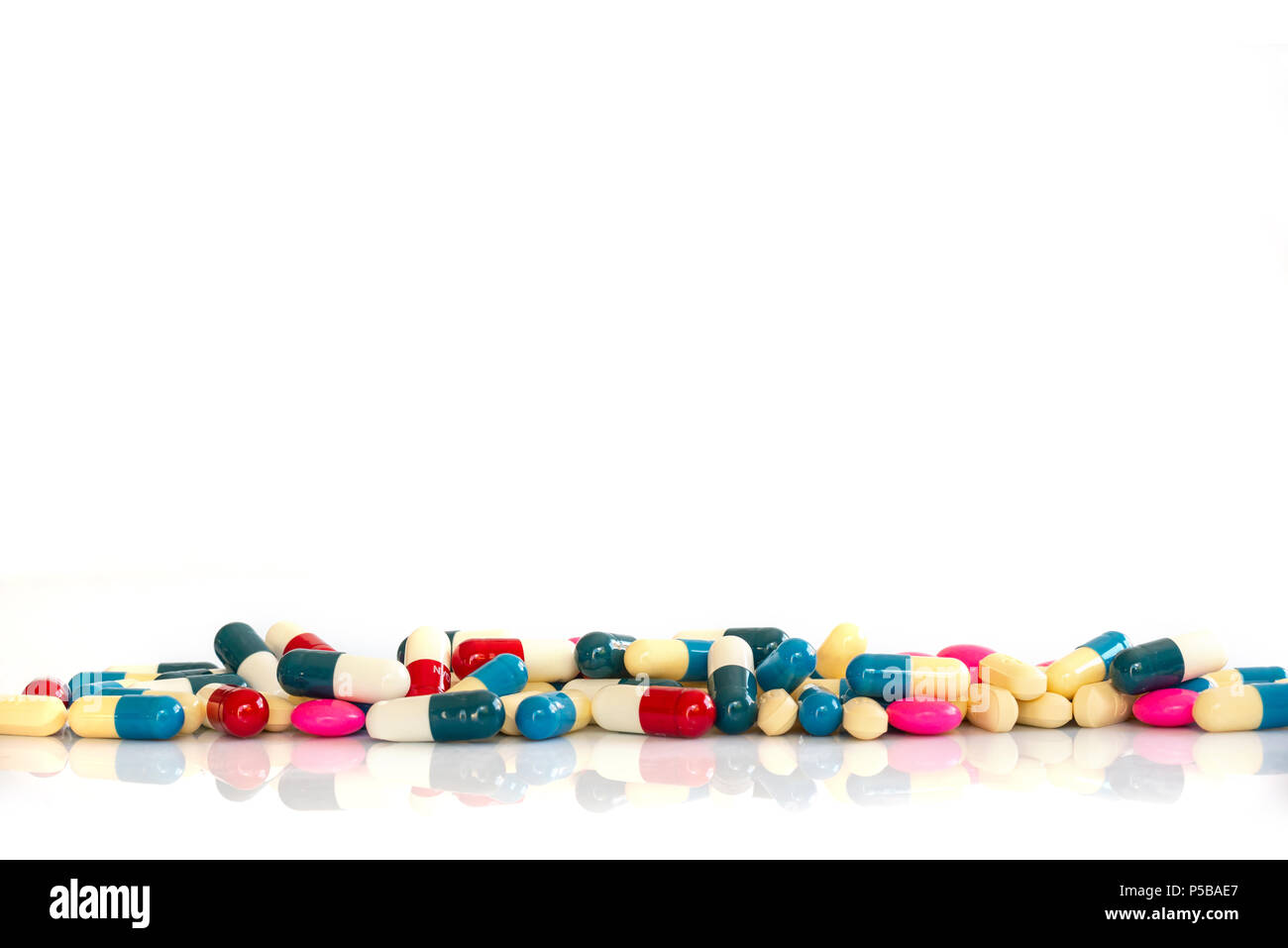 Linie der bunten Pillen und Medikamente auf weißem Hintergrund mit Kopie Raum, Gesundheit und Medikamente Konzept Stockfoto