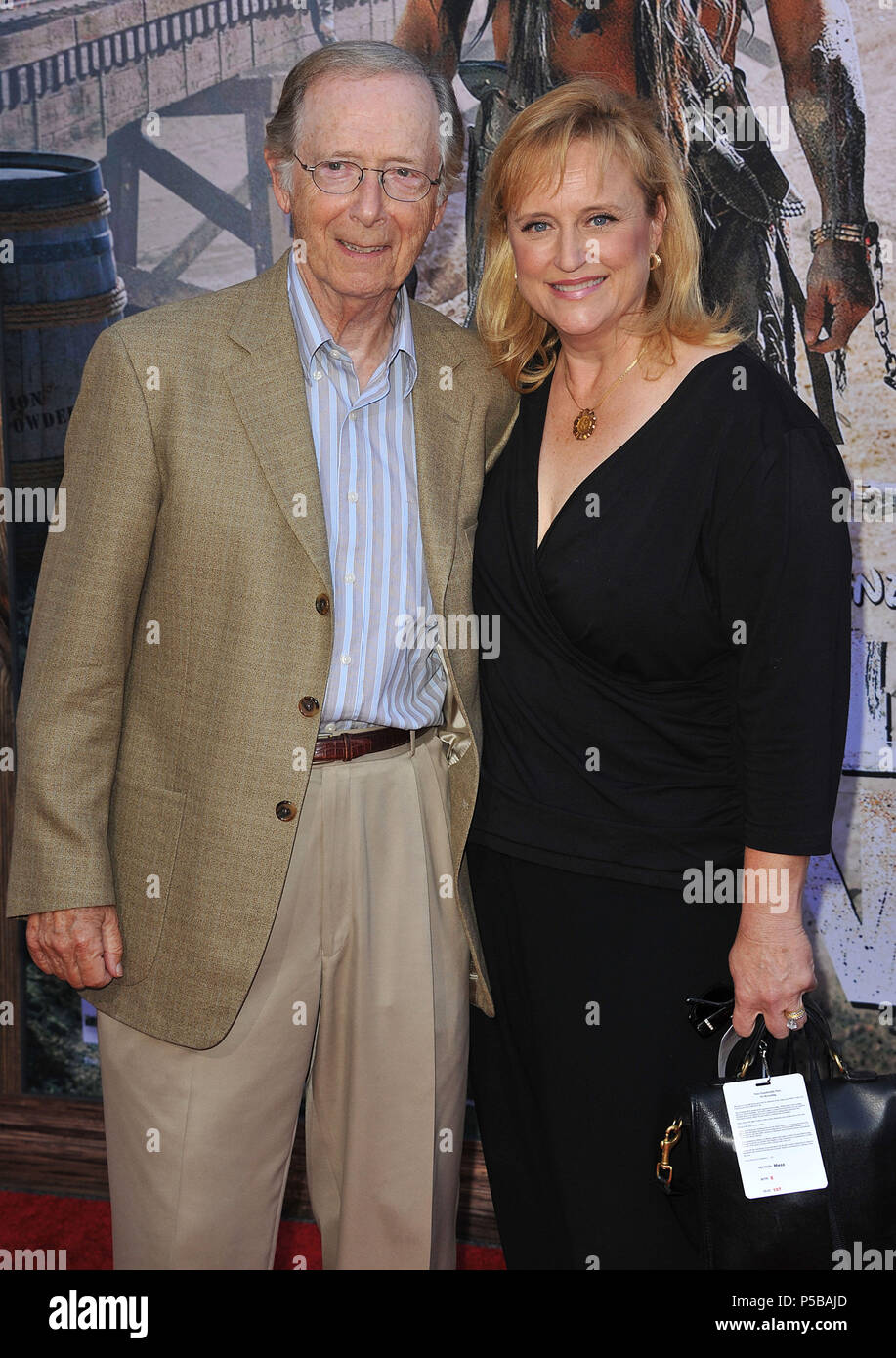 Bernie Kopell und Frau Ankunft auf dem Lone Ranger Premiere auf der Disney California Adventure Park in Anaheim. Bernie Kopell und Frau - - - - - - - - - - - - - Red Carpet Event, Vertikal, USA, Filmindustrie, Prominente, Fotografie, Bestof, Kunst, Kultur und Unterhaltung, Topix Prominente Fashion/Vertikal, Besten, Event in Hollywood Leben - Kalifornien, Roter Teppich und backstage, USA, Film, Stars, Film Stars, TV Stars, Musik, Promis, Fotografie, Bestof, Kunst, Kultur und Unterhaltung, Topix, Vertikal, Familie von aus dem Jahr 2013, Anfrage tsuni@Gamma-USA.com H Stockfoto