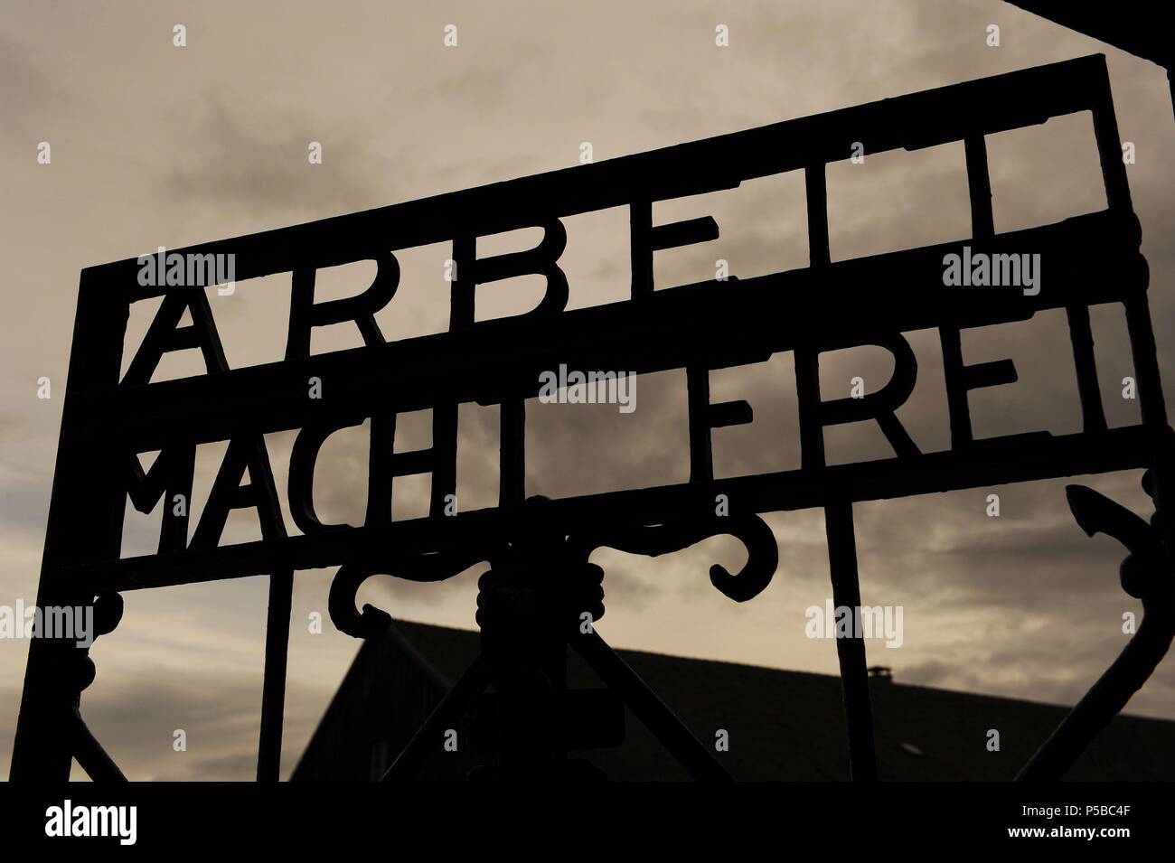 Kz Dachau. Ns-Lager von Gefangenen in 1933 geöffnet. Detail der Parole Arbeit macht frei (Arbeit macht frei) an der Tür. Deutschland. Stockfoto