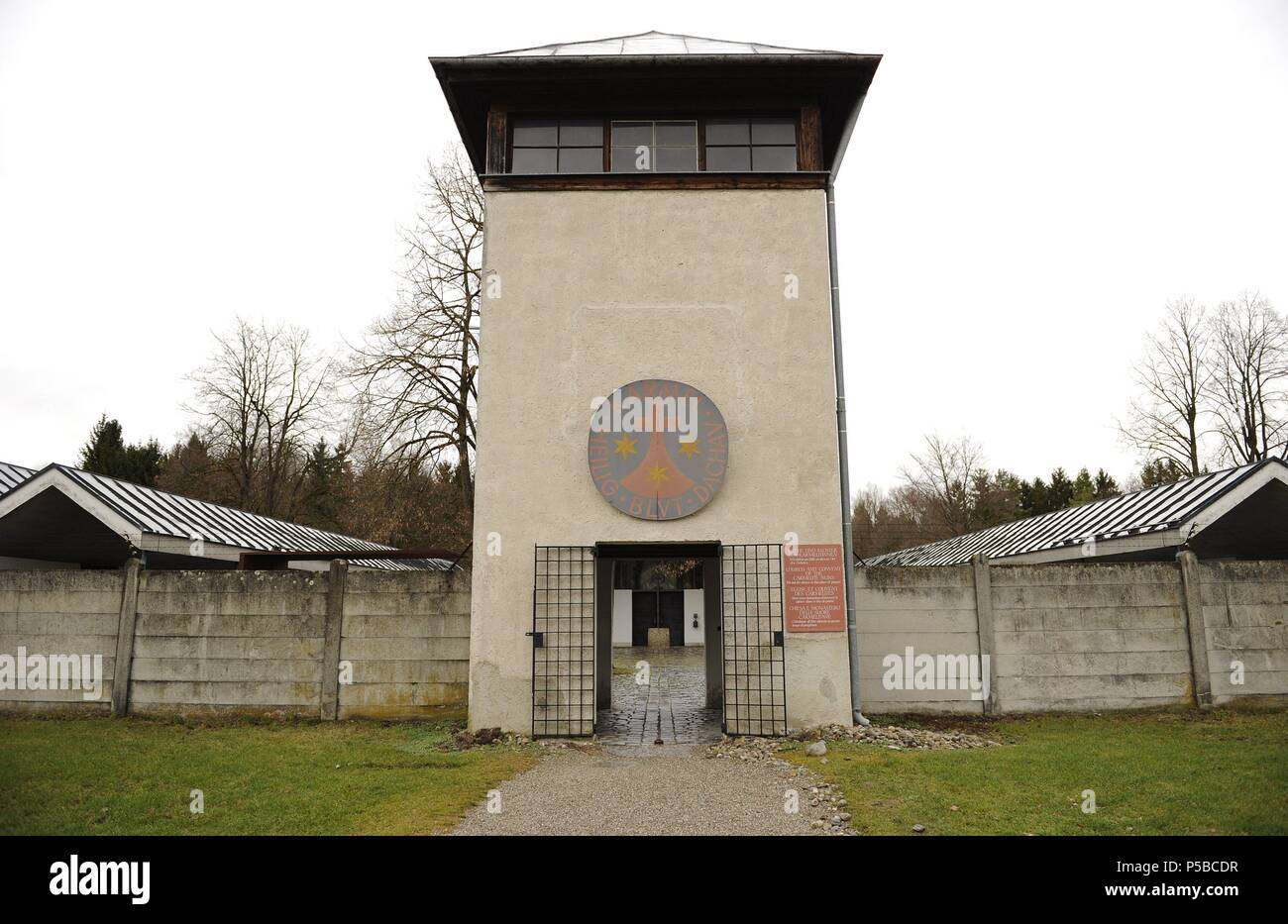 Kz Dachau. Ns-Lager von Gefangenen in 1933 geöffnet. Karmel, 1963. Von Josef Wiedemann (1910-2001). Eingang. Deutschland. Stockfoto