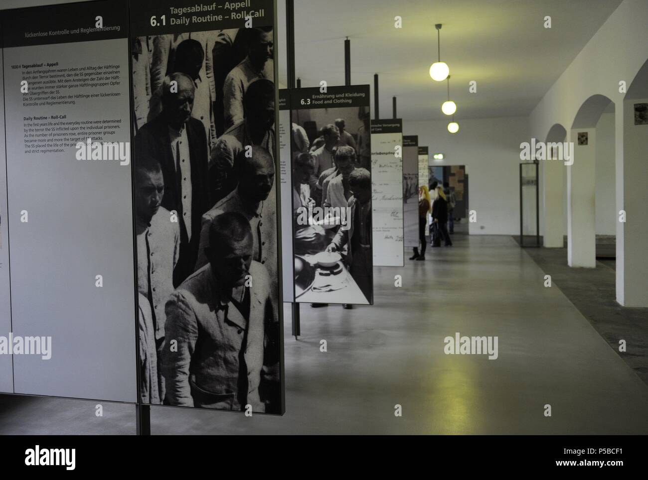 KZ Dachau. NS-Lager der Gefangenen in 1933 eröffnet. Innenraum des Memorial Museums. Deutschland. Stockfoto