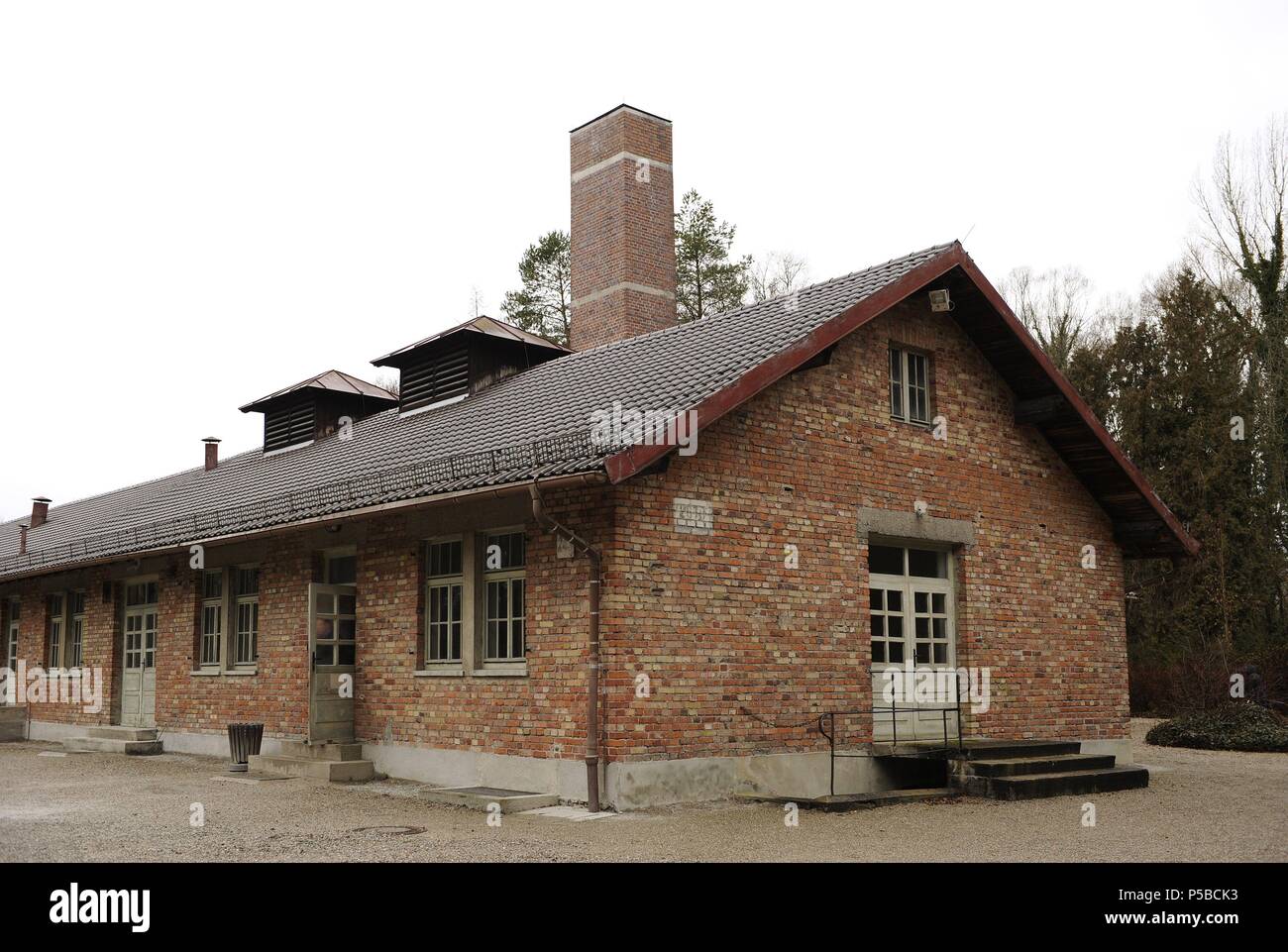 Kz Dachau. Ns-Lager von Gefangenen in 1933 geöffnet. Baracke X. Gebäude, in denen die Krematorien und Gaskammern. 1942-1943. Exterieur. Deutschland. Stockfoto
