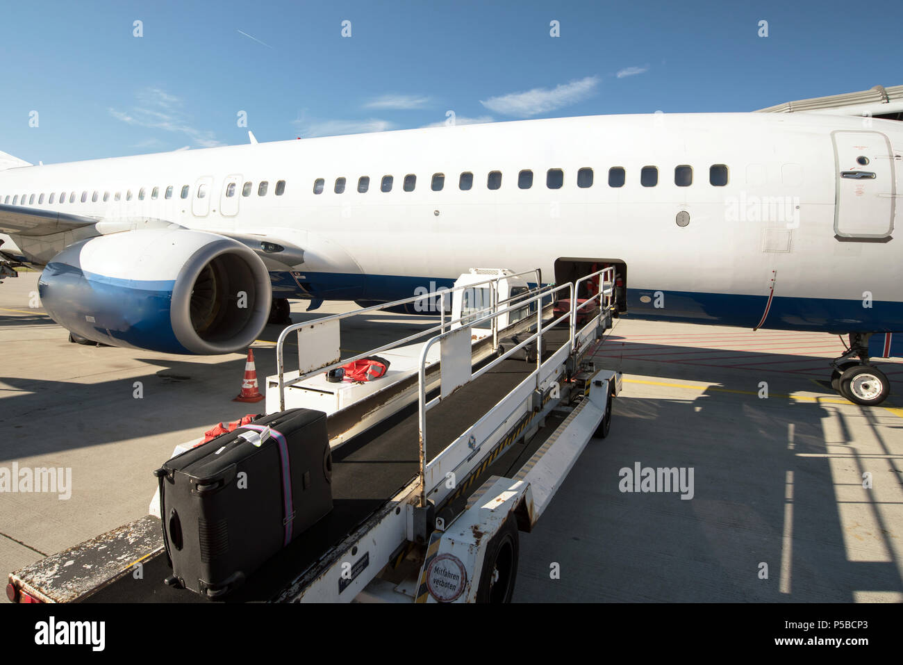 Das bodenpersonal Handhabung ein Flugzeug vor dem Abflug am Flughafen - Laden von Gepäck Stockfoto