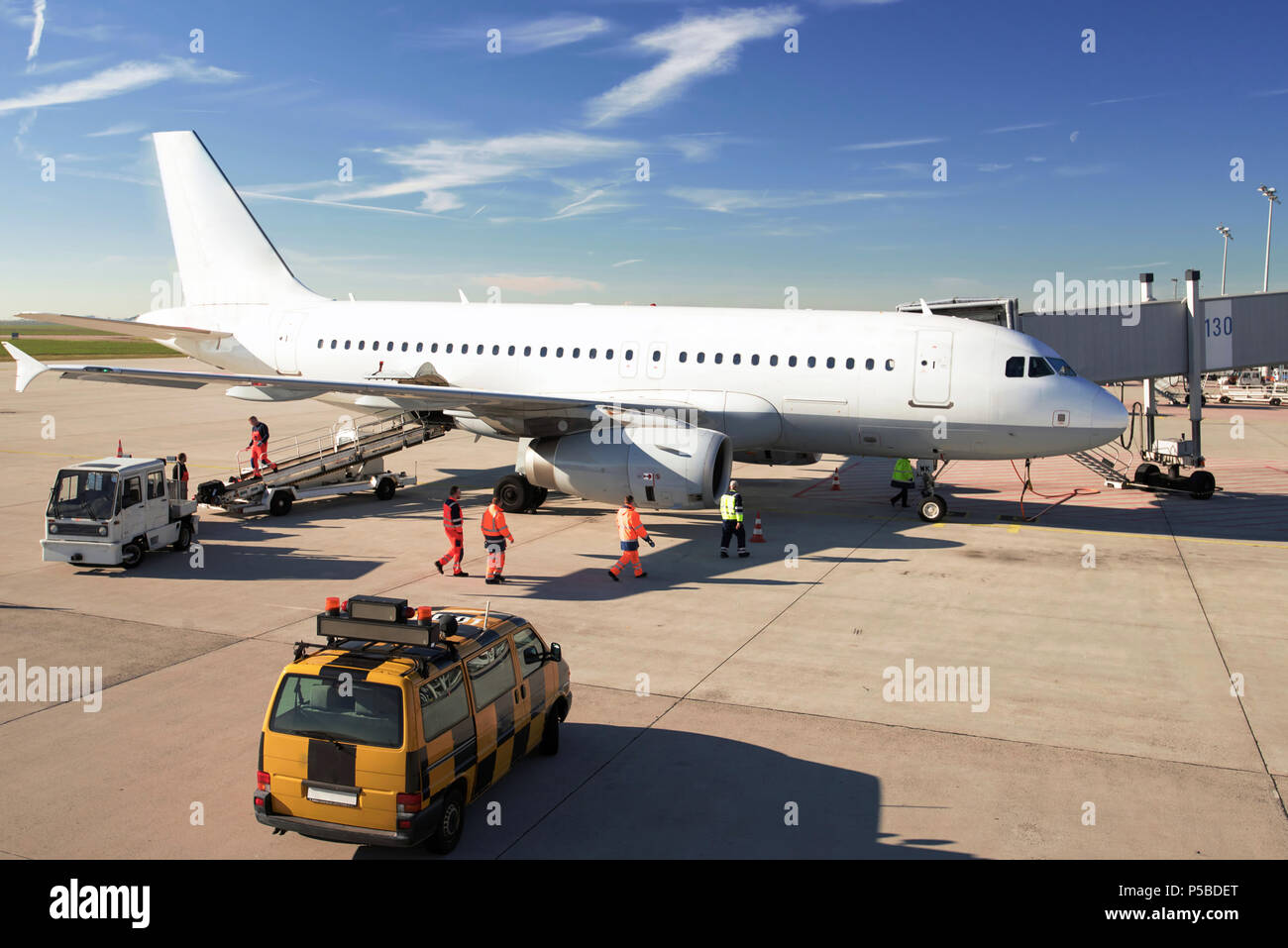 Das bodenpersonal Handhabung von Flugzeugen vor dem Abflug am Flughafen - auftanken und Gepäck- und Sicherheitskontrollen Stockfoto