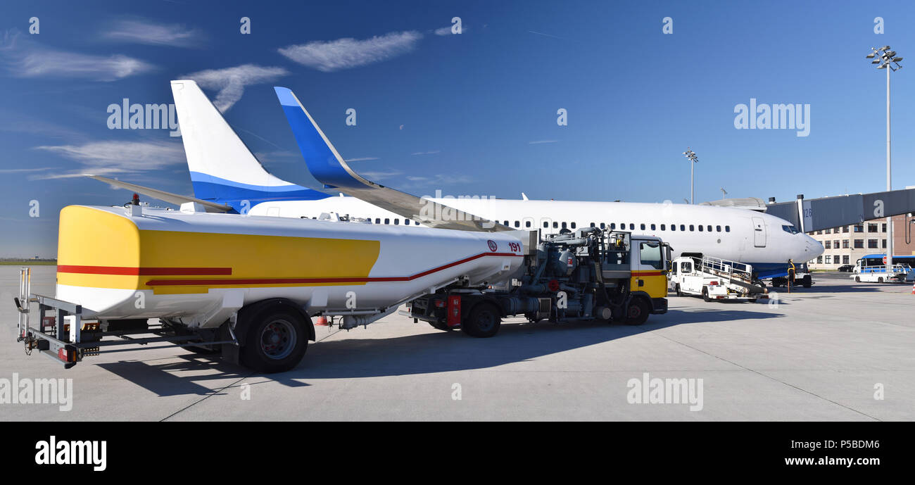 Das bodenpersonal Handhabung von Flugzeugen vor dem Abflug am Flughafen - auftanken und Gepäck- und Sicherheitskontrollen Stockfoto