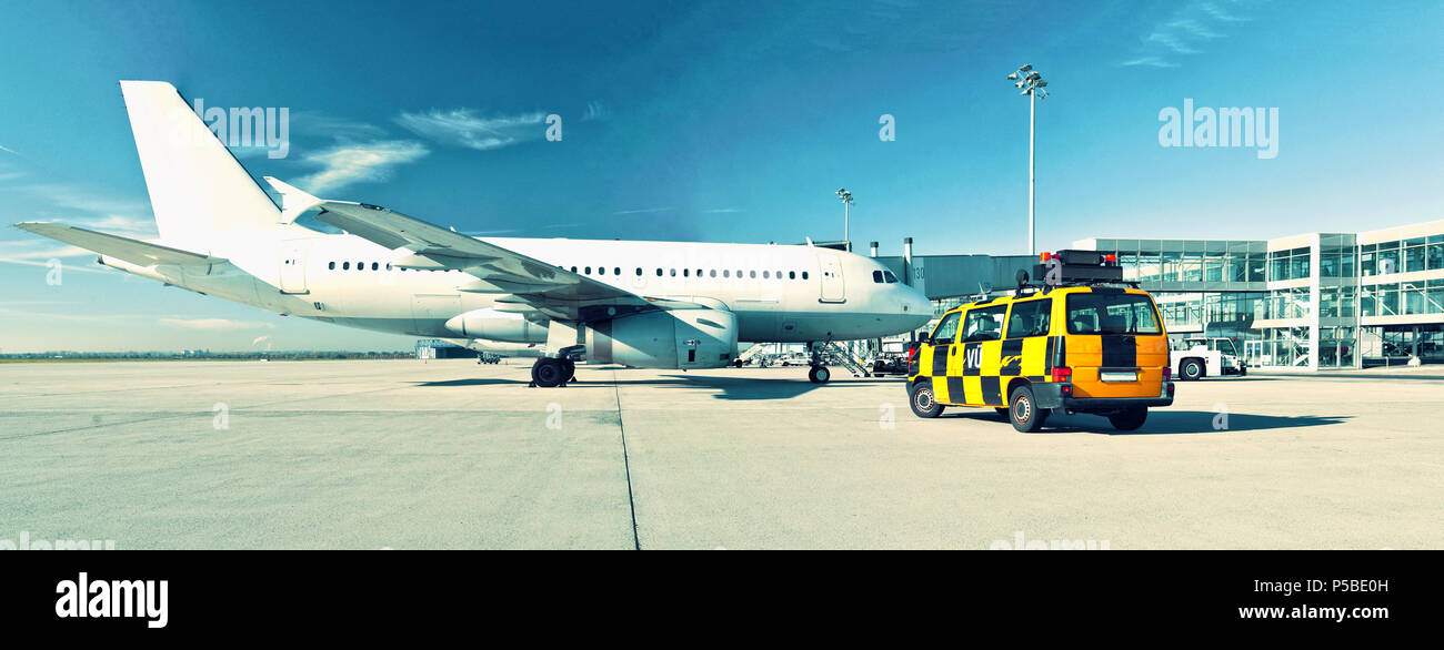 Handhabung eines Flugzeugs am Terminal des Flughafens vor dem Take-off Stockfoto