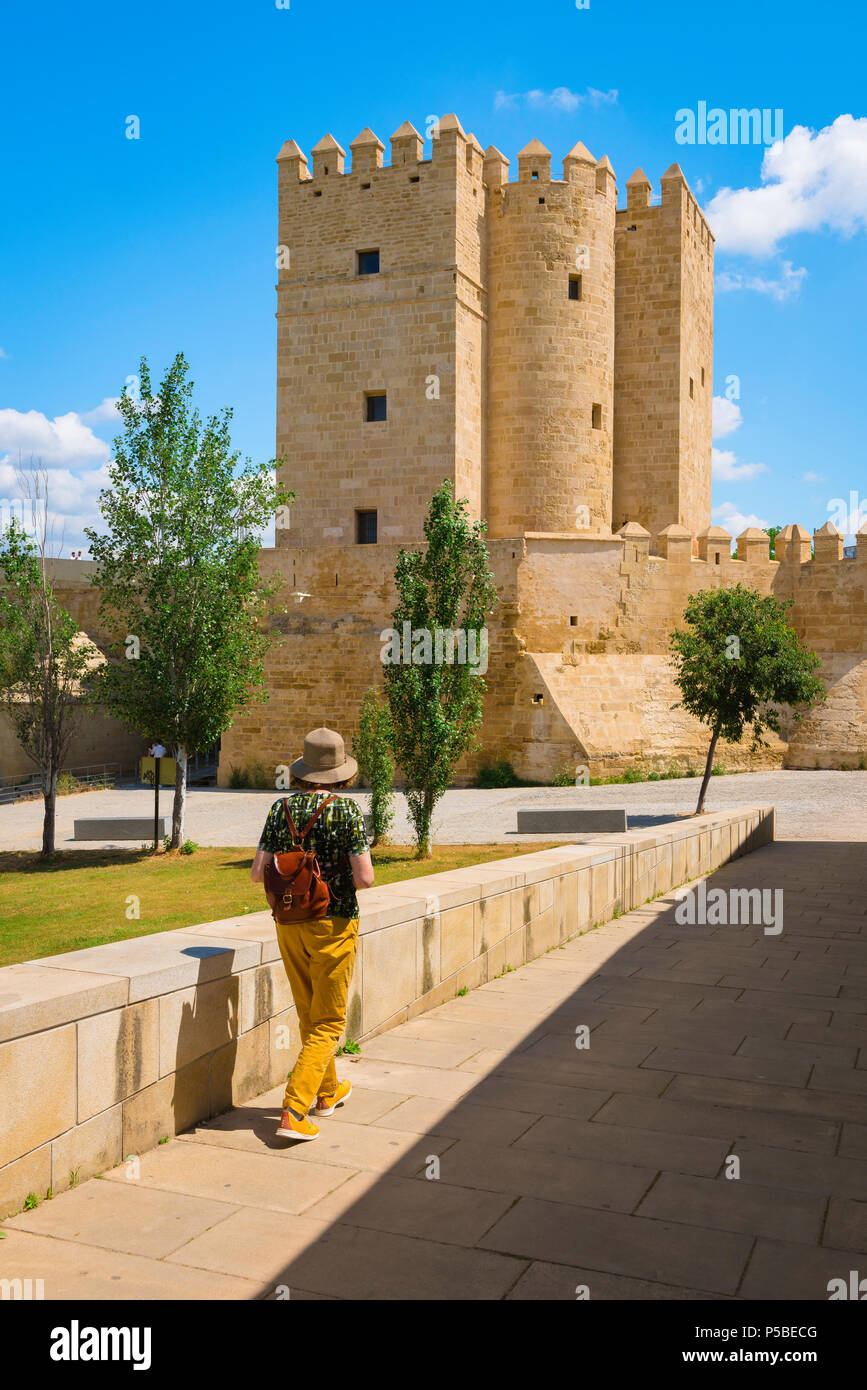 Reife Frau reisen, Blick auf eine Frau mittleren Alters tragen einen Rucksack zu Fuß in Richtung Torre de la Calahorra im historischen Cordoba, Spanien Stockfoto