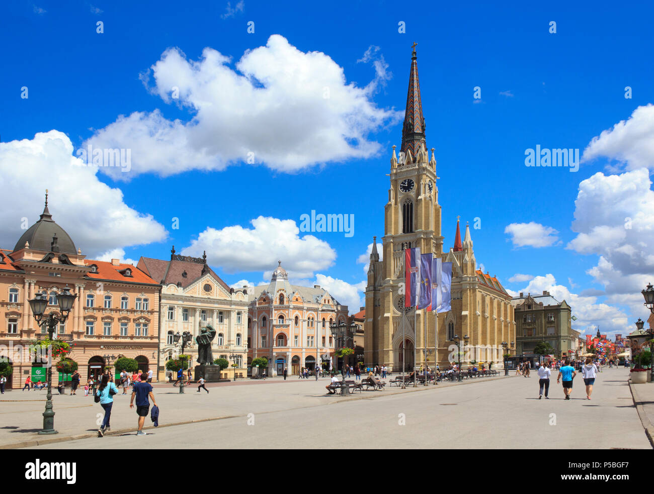 Landschaft von Novi Sad Zentrum mit einer großen Kathedrale Stockfoto