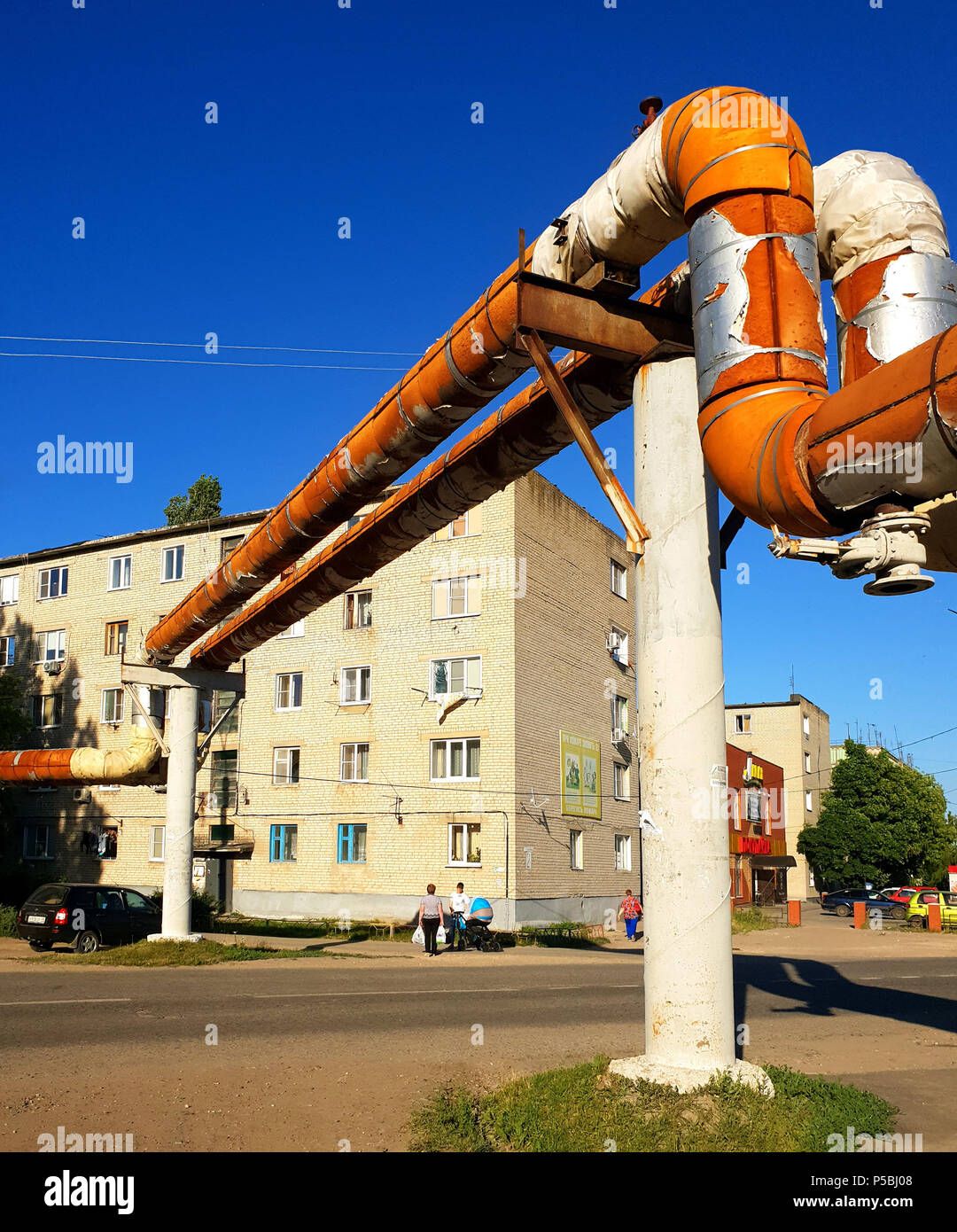 Gryazi, Russland - 21. Juni. 2018. die Rohre der oberirdischen Heizung der Standheizung Stockfoto