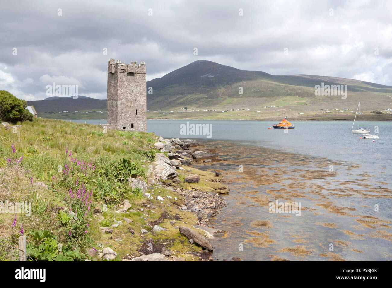 Kildamhnait Castle ist ein Tower house aus dem 15. Jahrhundert mit der O' Malley Clan auf Achill Island im County Mayo, Irland verbunden Stockfoto