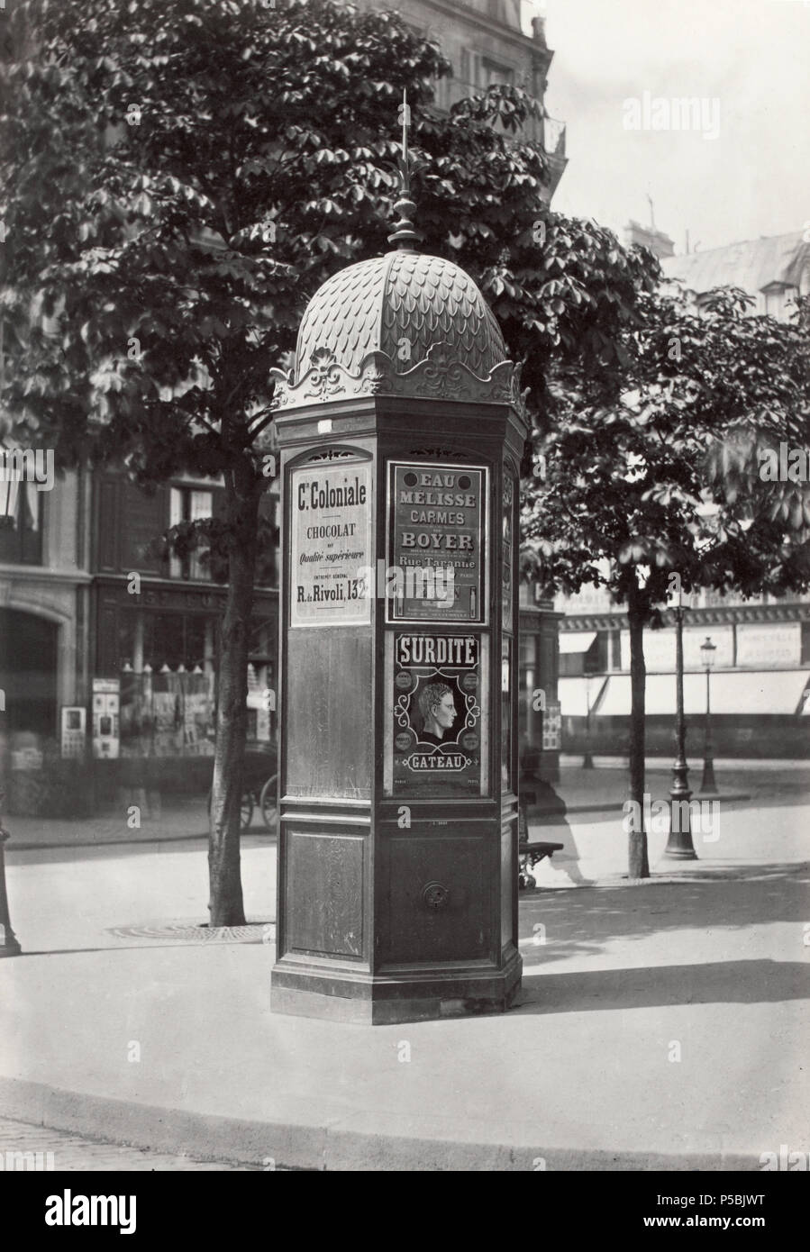 Kiosque de marchd. [D. h. Marchand] de journx. [D. h.] journaux, Cie Delastre, Afce. [D. h. affichage] diurne et Nocturne. Nr. 8. Englisch: Säule mit Kuppel und Finial auf Straße Ecke, werbeplakate an der Säule, zeitungsläden Kiosk im Hintergrund. ca. 1865. N/A 327 Charles Marville, Kiosque de marchand de journaux. Compagnie Delastre, Ca. 1865 Stockfoto