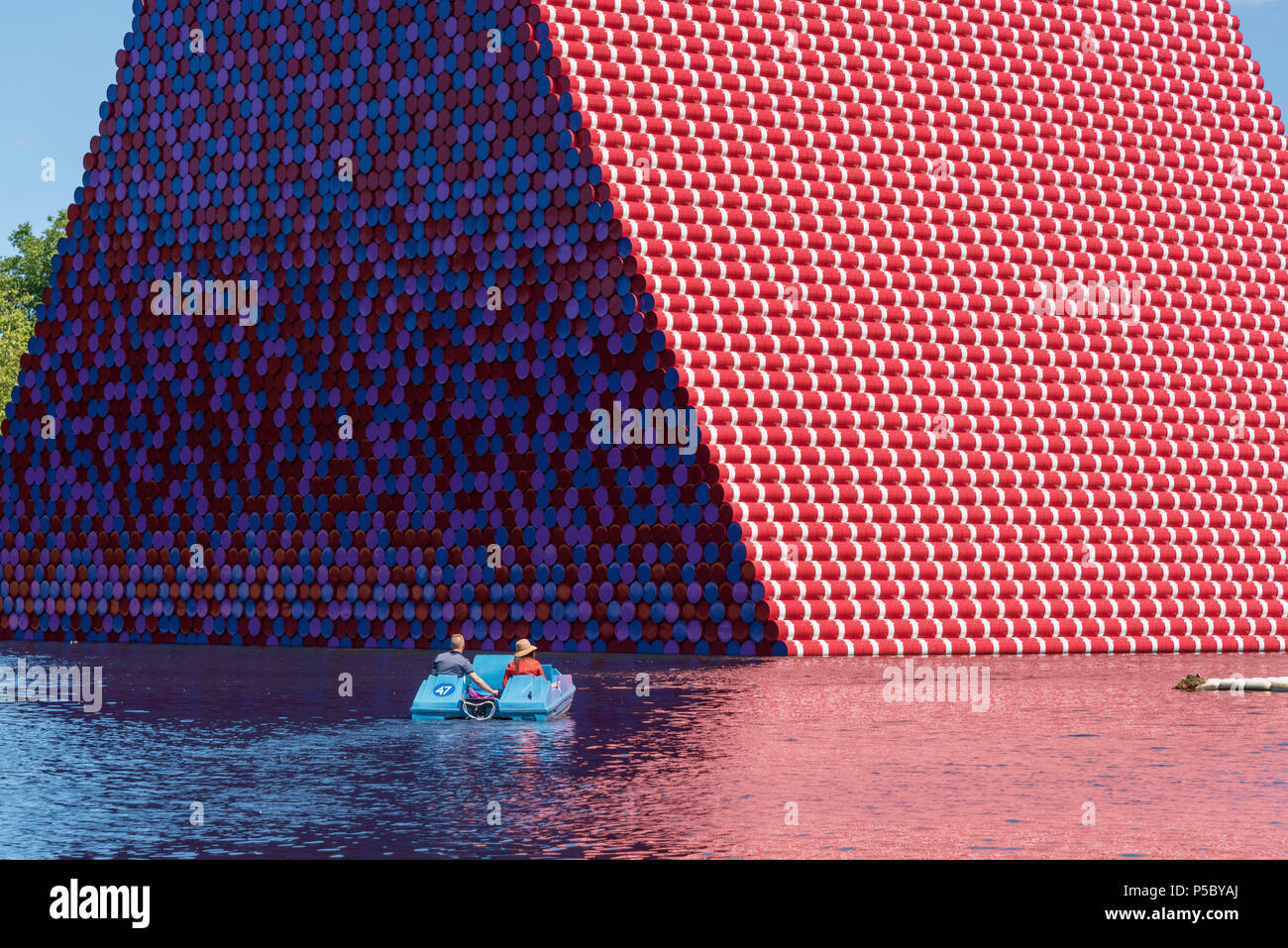 London Mastaba temporäre Skulptur von Christo und Jeanne Claude auf Serpentine Stockfoto