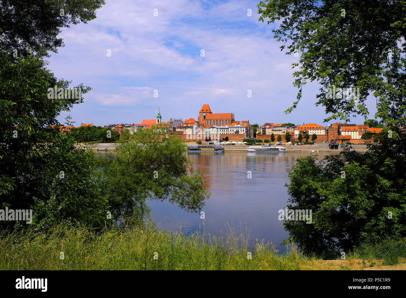 Torun, Kujavian-Pomeranian/Polen - 2018/06/10: Panoramablick auf die historische Altstadt von Torun Altstadt durch die Weichsel Stockfoto