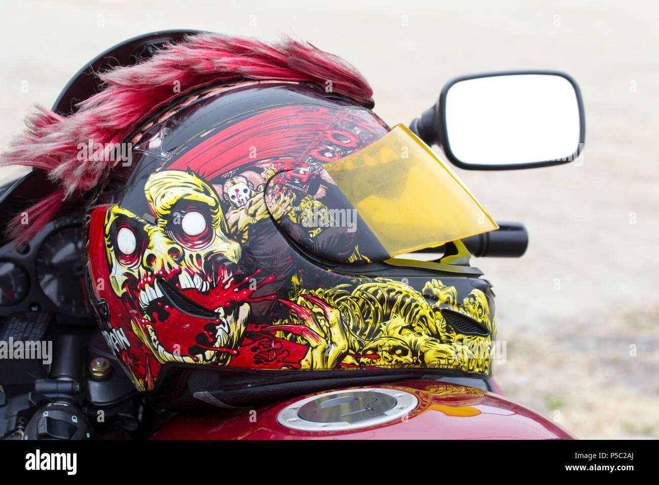 Bunte Motorrad Helm Stockfoto
