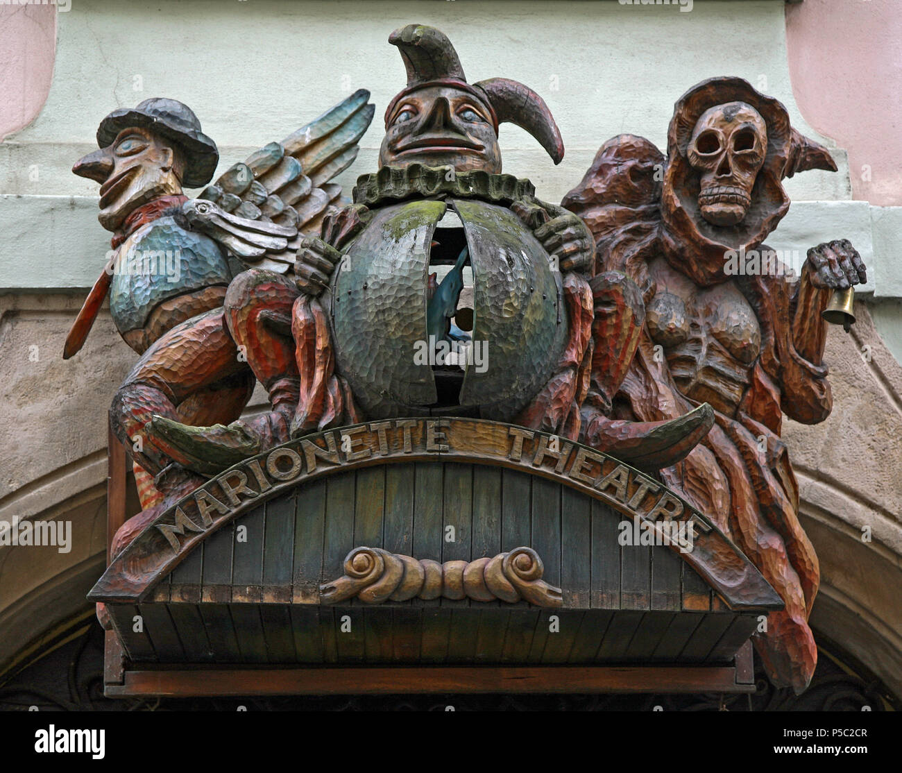Marionette lackierten Holz schnitzen oben Theater Tür Eingang, Prag, Tschechische Republik. Stockfoto