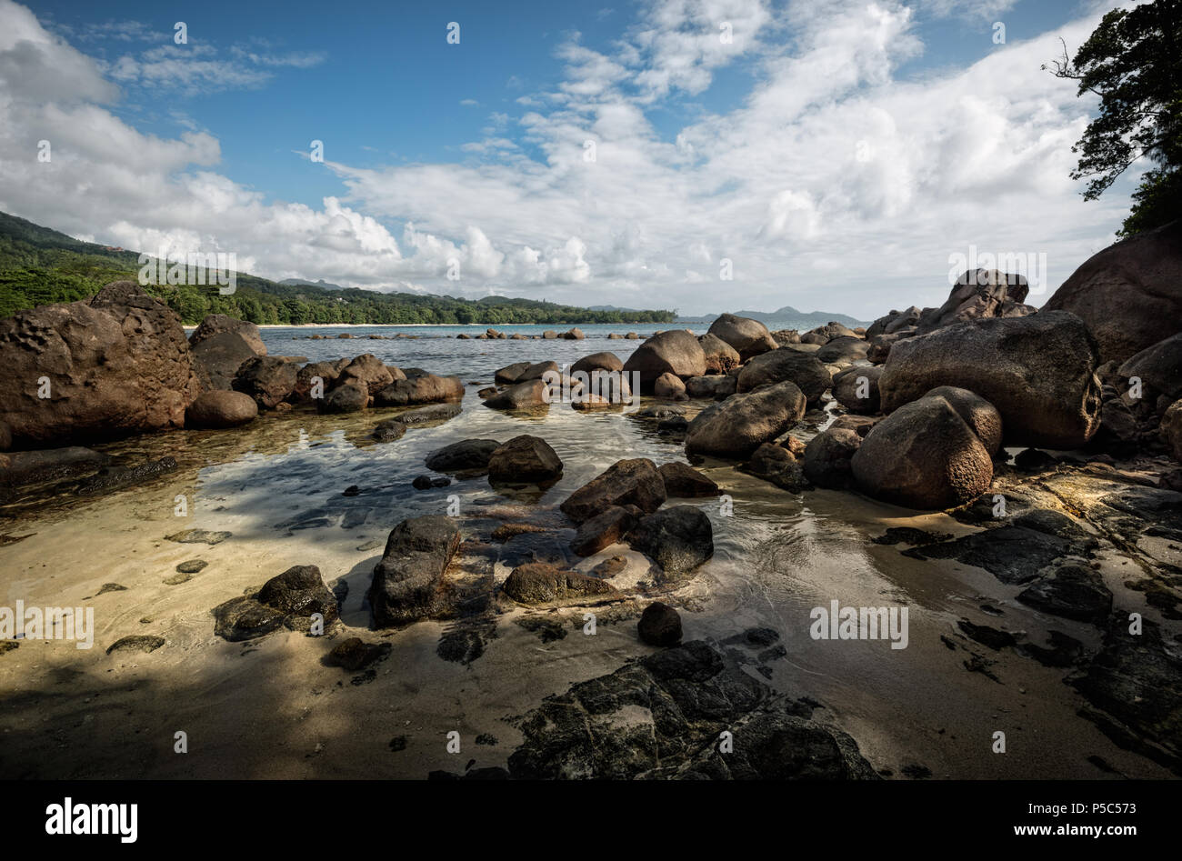 Ein weiches Nachmittag Landschaft einer malerischen Ecke der Grand Anse Strand der Seychellen mit Licht und Schatten schaffen eine romantische Gefühl Stockfoto