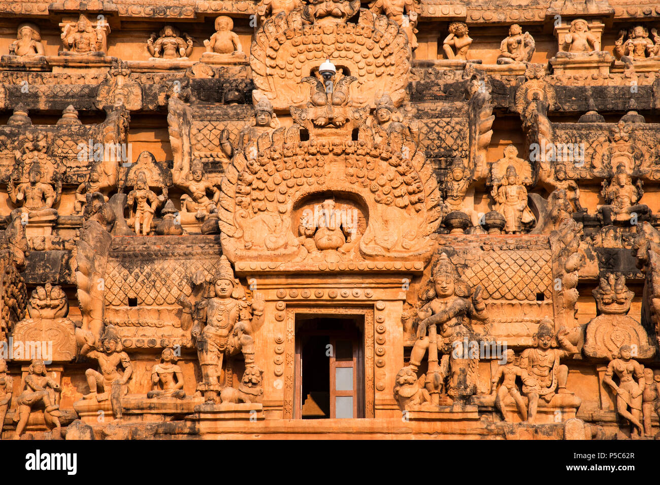 Ansicht schließen der Vimana Skulpturen, Brihadishvara Tempel, Thanjavur, Tamil Nadu, Indien Stockfoto