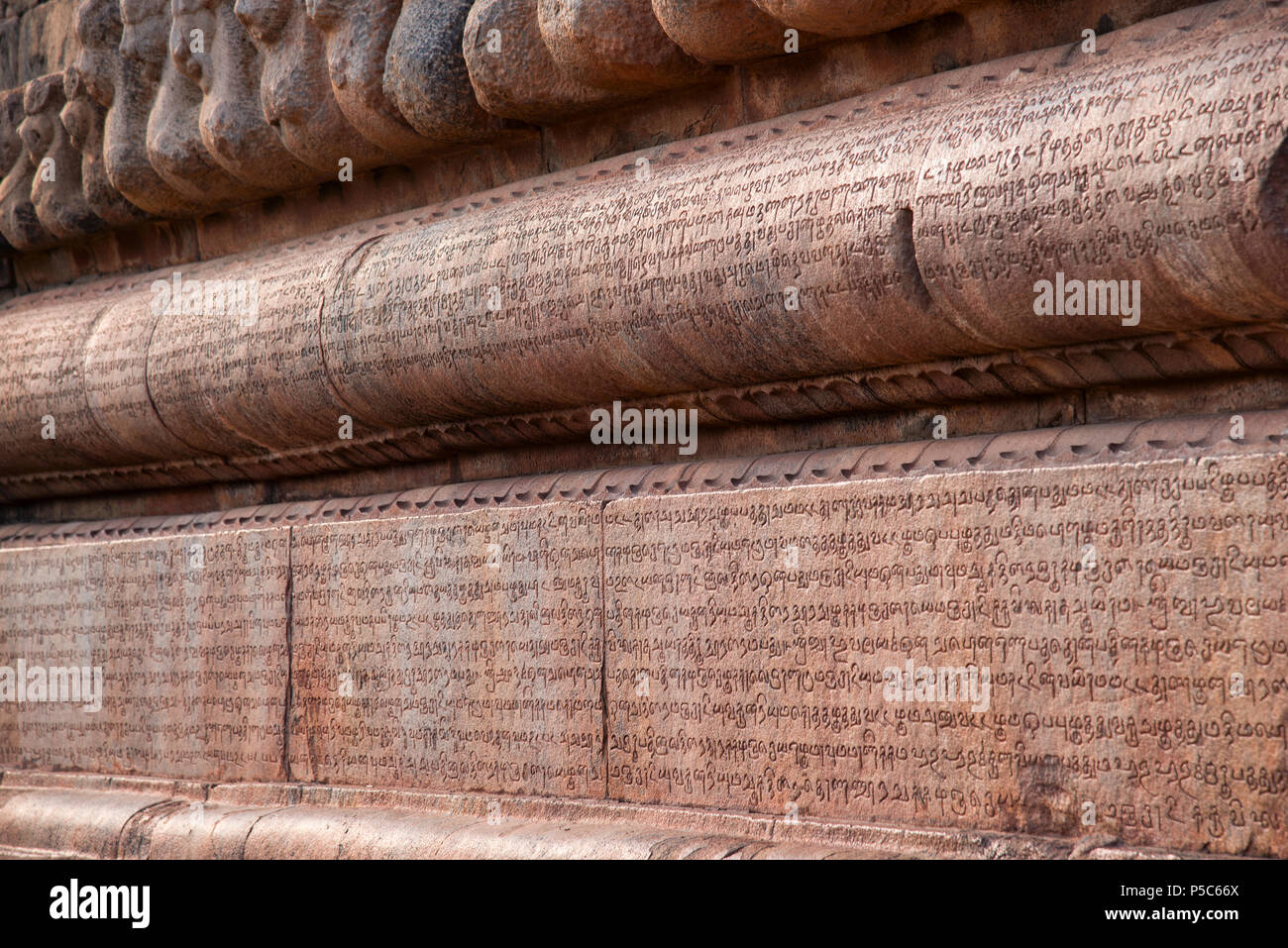 Geschnitzte Inschriften in Chola Grantha Skript und Tamil Buchstaben. Brihadishvara Tempel, Thanjavur, Tamil Nadu, Indien Stockfoto