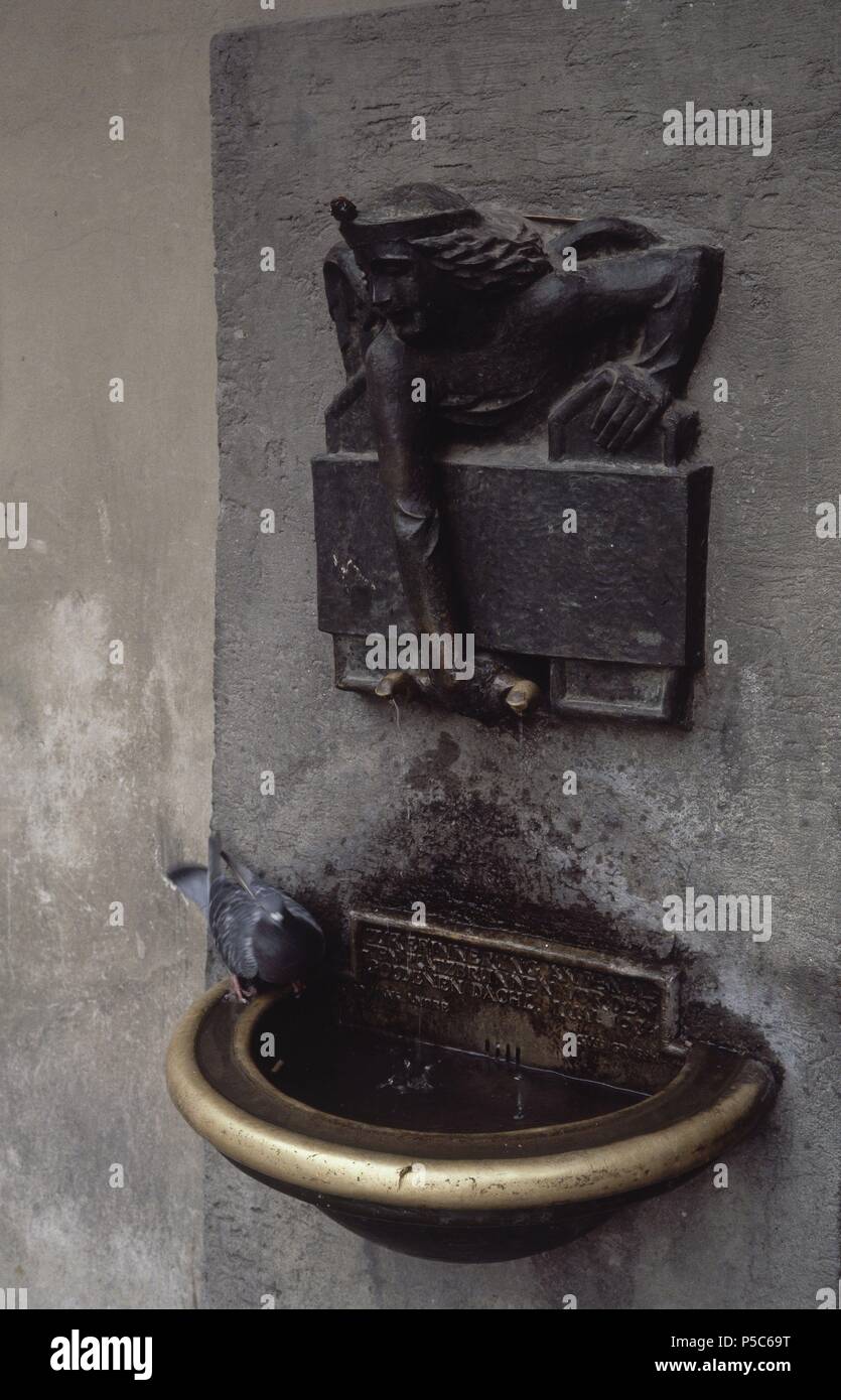 FUENTE ADOSADA EIN UNA PARED CON UNA PALOMA. Ort: Außen, Innsbruck, Österreich. Stockfoto