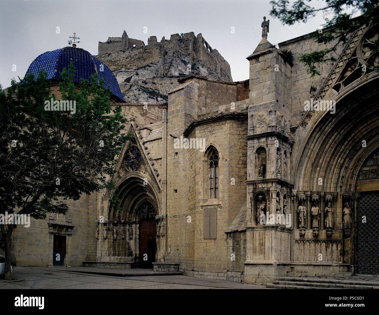 Exterieur - PORTADA VIRGENES Y PARTE DE LOS APOSTOLES CON EL CASTILLO - GOTICO. Lage: IGLESIA DE SANTA MARIA LA MAYOR, MORELLA, Castellón, Spanien. Stockfoto