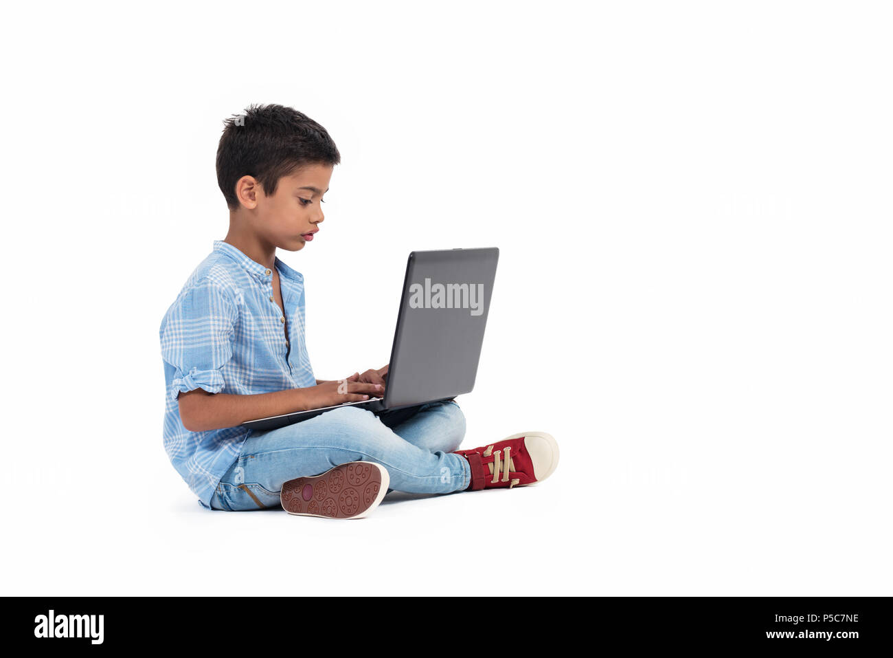 Little Boy suchen und lernen bildung mit Laptop, er Spaß und glücklich. Stockfoto