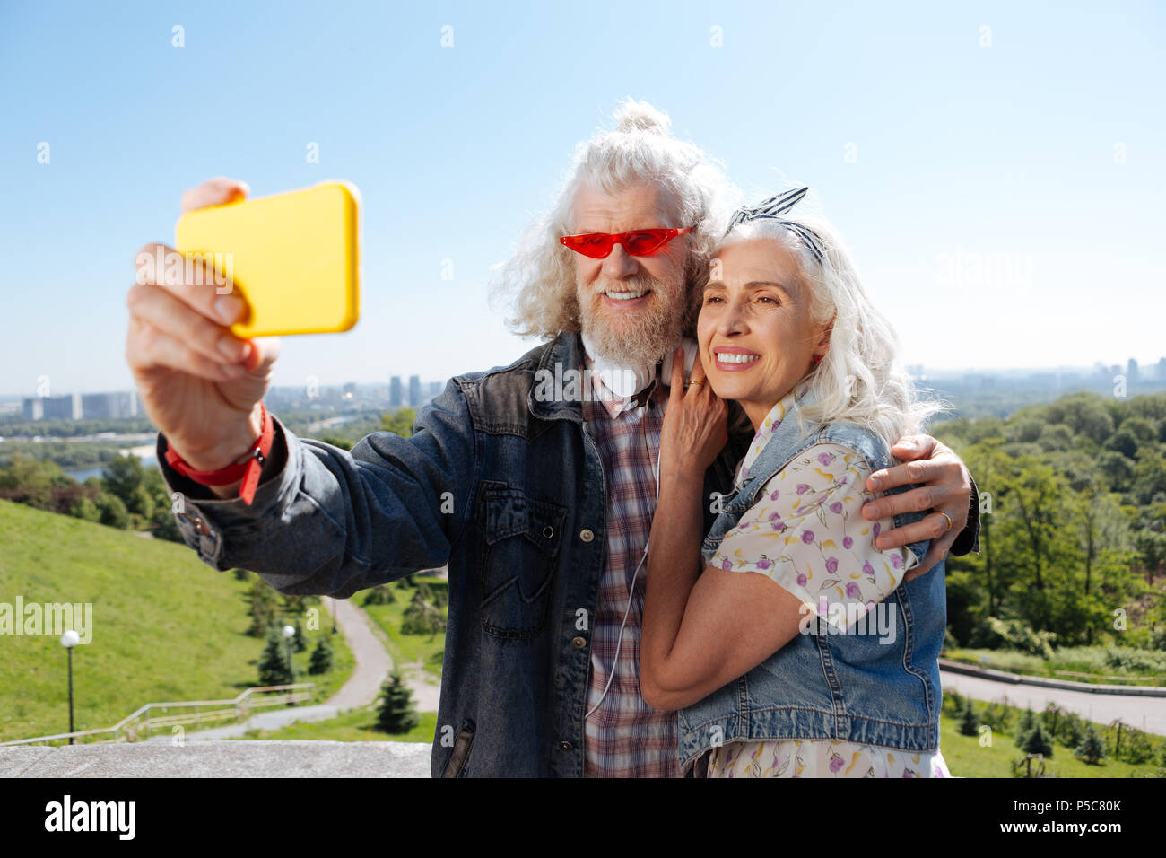 Freude im Alter von Paar selfies unter Stockfoto