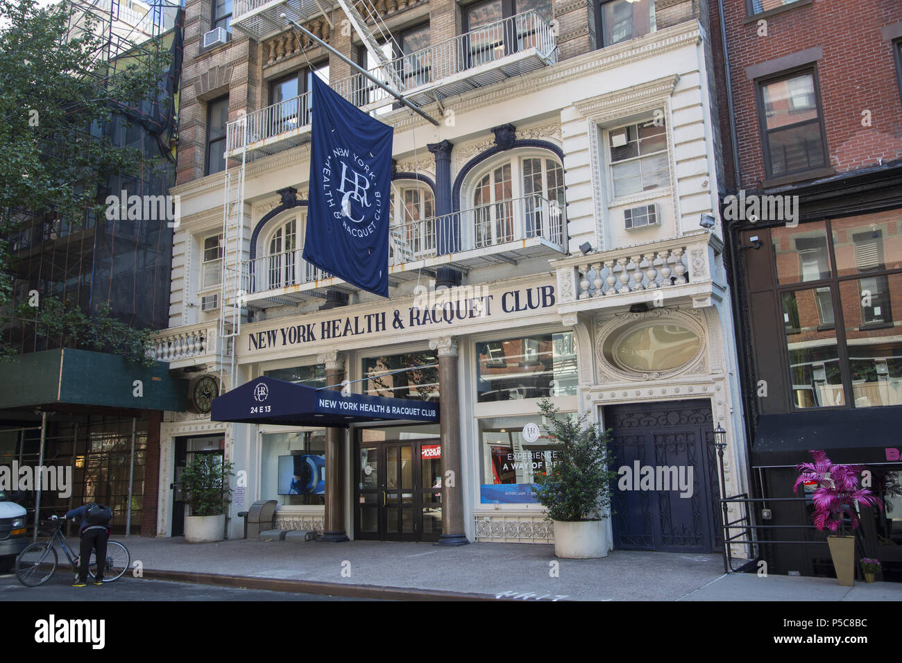 Klassische Greenwich Village Gebäude beherbergt das New York Gesundheit & Raquet Club E.on 13. Straße, Manhattan. Stockfoto