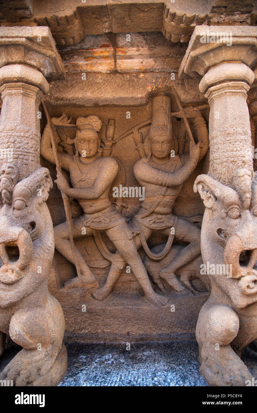 Geschnitzte Idol auf der Innenwand des Kanchi Kailasanathar Tempel, Kanchipuram, Tamil Nadu, Indien Stockfoto