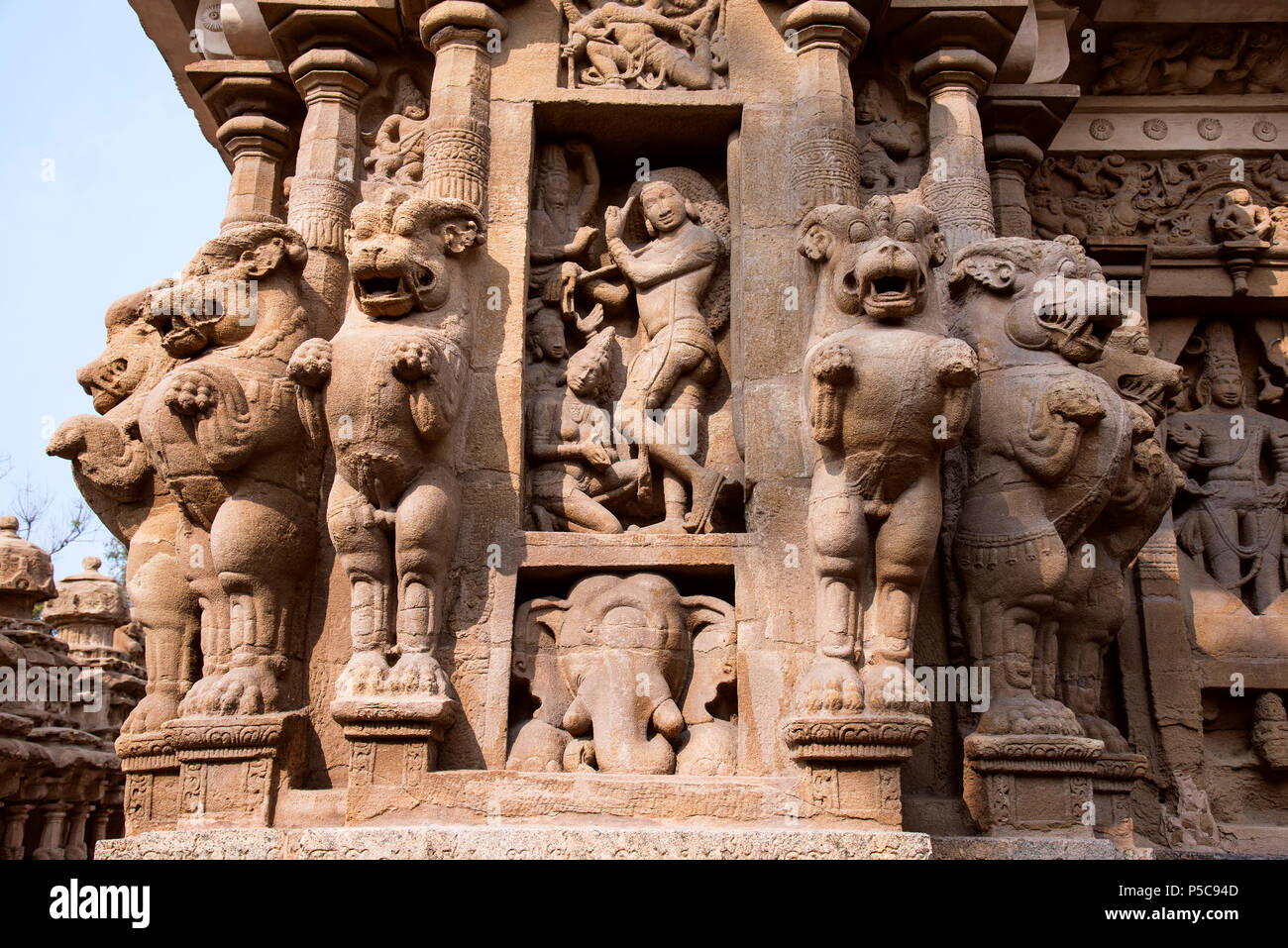 Geschnitzte Idol auf der Innenwand des Kanchi Kailasanathar Tempel, Kanchipuram, Tamil Nadu, Indien Stockfoto