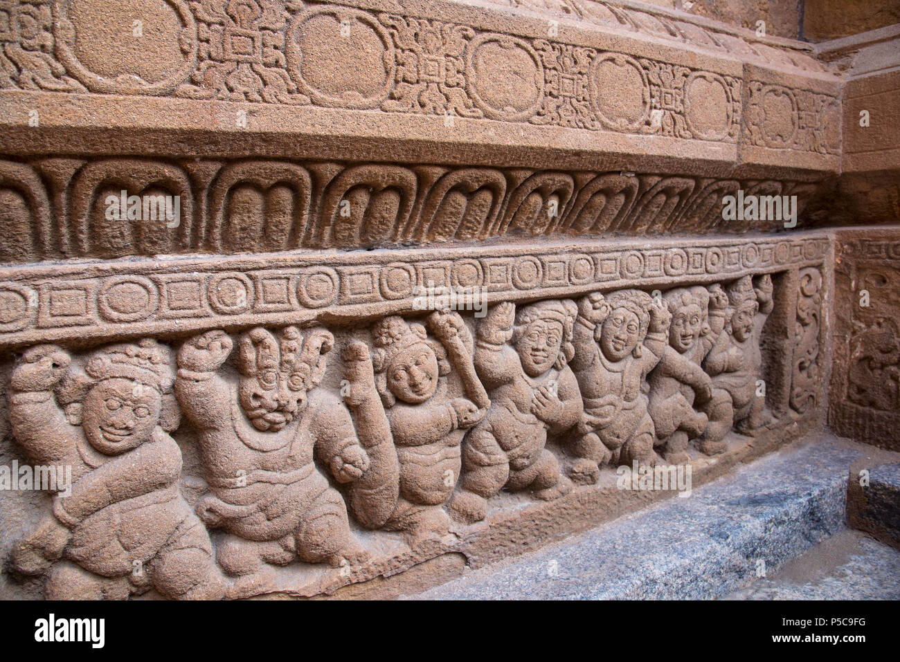 Geschnitzte Idol auf der Innenwand des Kanchi Kailasanathar Tempel, Kanchipuram, Tamil Nadu, Indien Stockfoto