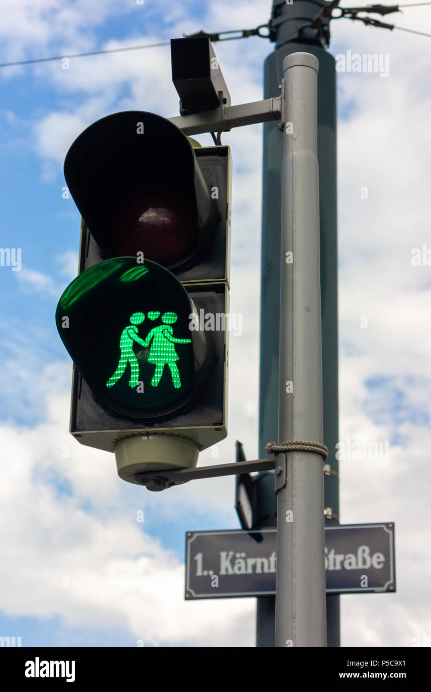 Niedlich, grüne Fußgängerampel mit ein Paar in Wien, Österreich. Street Sign im Hintergrund liest: 1. Kärntner Straße (Englisch: Kärntner Straße) Stockfoto
