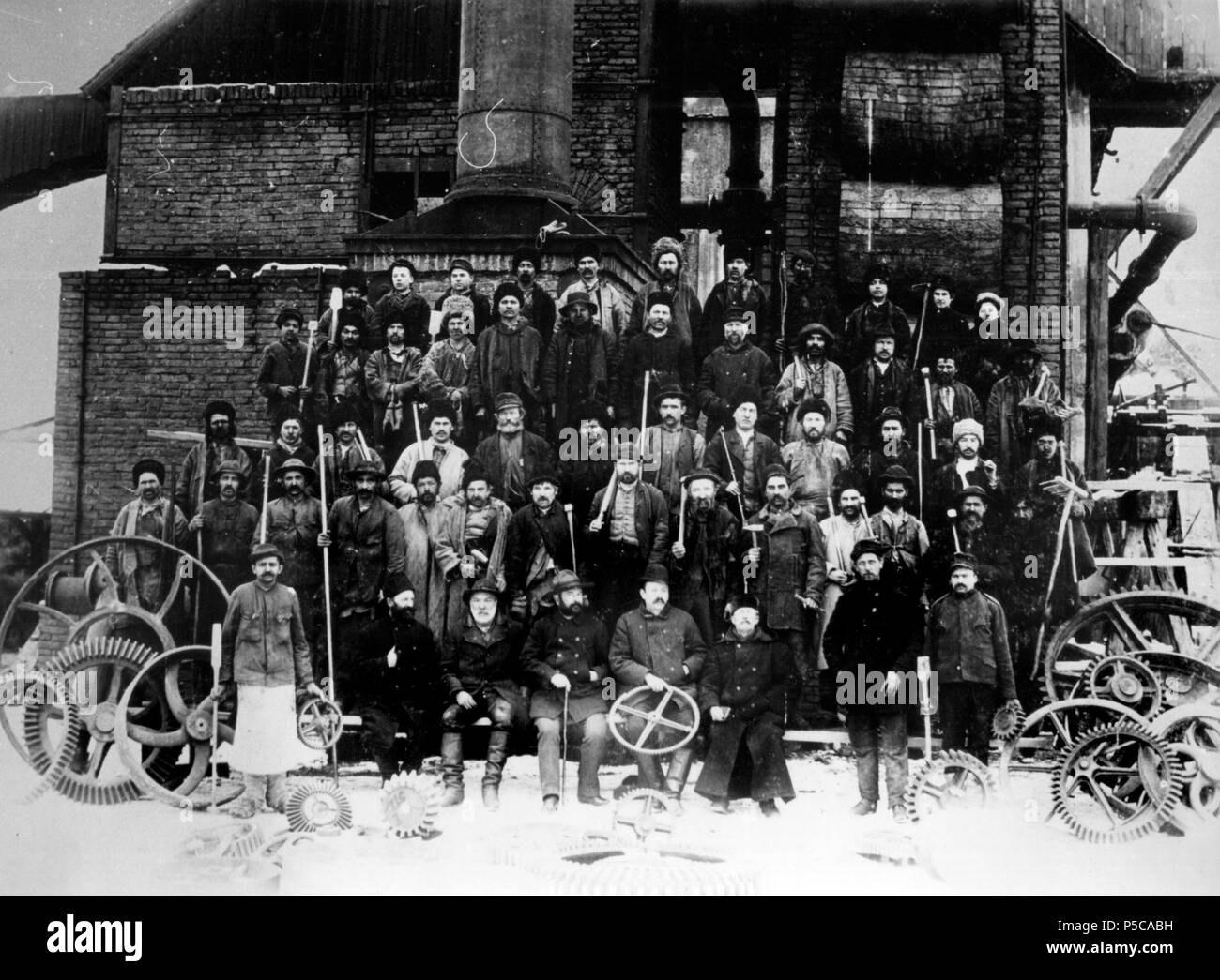 N/A. Română: Personalul und conducerea furnalului de la Govăjdia. 1890 (Hochgeladen am Commons am 2012-02-20 17:59:13 (UTC)/Ursprünglich am 2011-09-15 14:58:10 hochgeladen). necunoscut (übertragen durch codrinb/Ursprünglich hochgeladen von RudolfHanzelik) 374 Conducerea si personalul furnalului din Govajdie Stockfoto