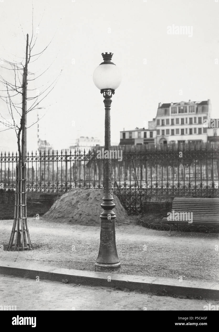Parc Monceau, Modle [sic] LeCarrière avec.-Nr. 10. Englisch: Lamp Post auf Kandare mit schmiedeeisernen Geländer Zaun- und Sitzbank hinter sich. 1878. N/A 327 Charles Marville, Parc Monceau, 1878 Stockfoto