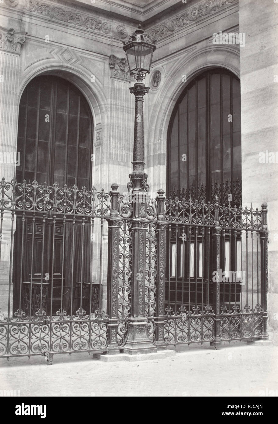 Palais de l'Industrie (Porte principale). Nein. 42. Englisch: Vier Seiten Lampe mit dekorativen Bügeleisen post in dekorative Bügeleisen Geländer Zaun integriert. 1878. N/A 327 Charles Marville, Palais de l'Industrie, Porte principale, 1878 Stockfoto