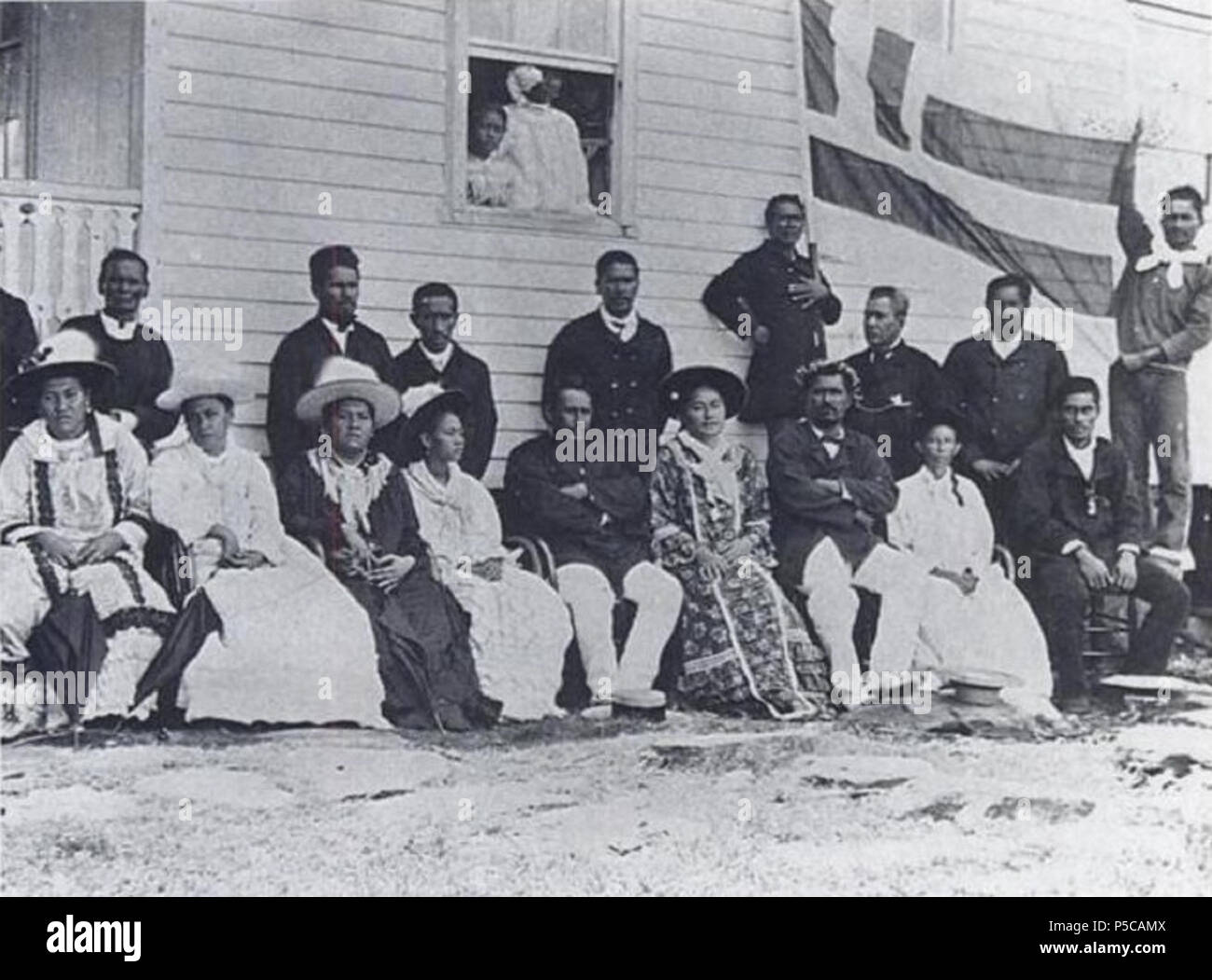 N/A. Englisch: Die königliche Familie von Raiatea Raiatea in 1880, als französisches Protektorat. Im Hintergrund und hält die Flagge, ist Teraupo. Français: La Famile royale de Raiatea Vers 1880, au Moment de protectorat Français provisoire. Au zweiten Plan, Mieter le Drapeau, Abbildung Teraupo. 1880. J. Agostini, Fotograf 547 Famile Royale de Raiatea, 1880 Stockfoto