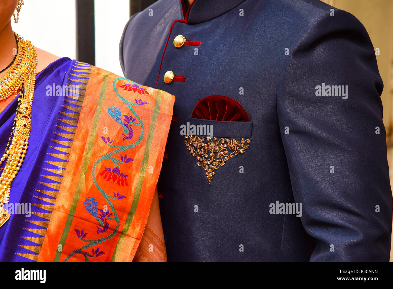 Details auf die Braut und Bräutigam Kostüme, Hochzeit, Pune, Maharashtra, Indien Stockfoto