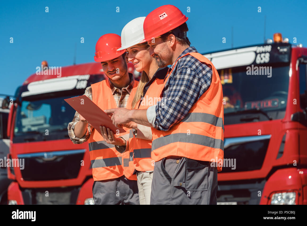 Fahrer und Booker des Schwerverkehrs cargo Unternehmen Stockfoto