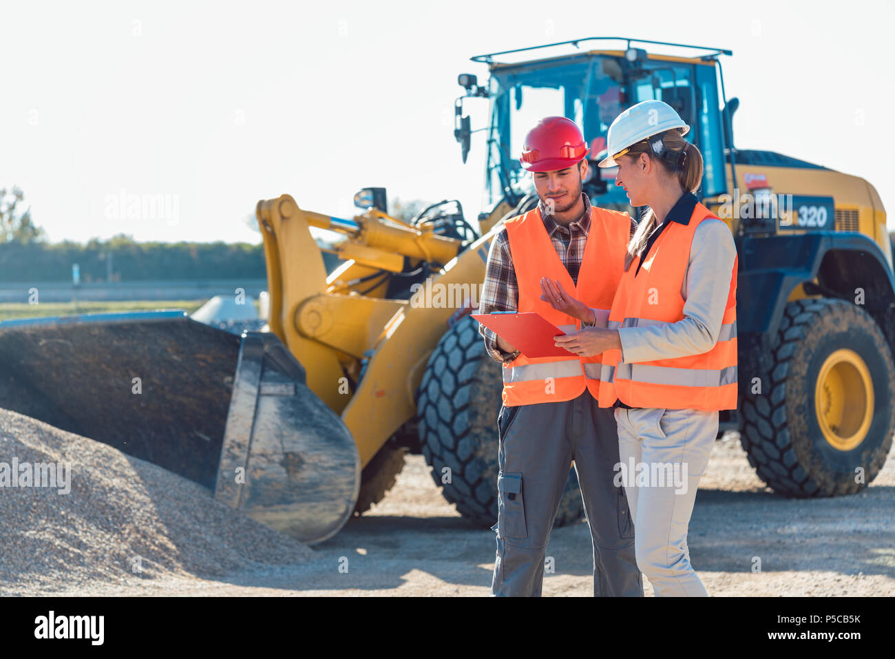 Mann und Frau Arbeiter auf der Baustelle Stockfoto