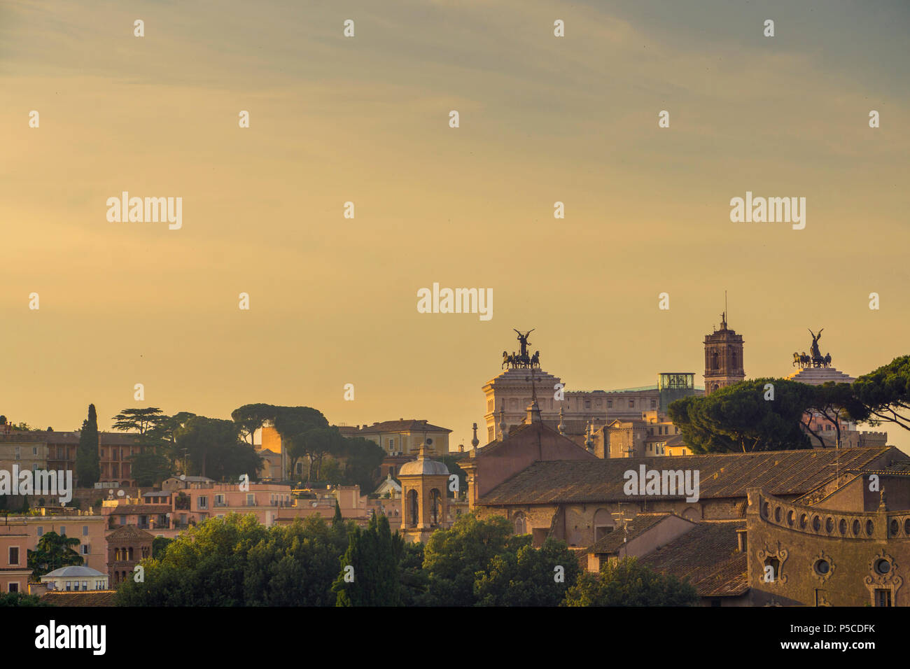 Rom Blick auf die Stadt bei Sonnenuntergang auf dem Altar des Vaterlandes Gebäude Stockfoto